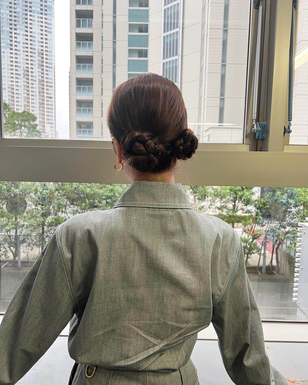 近藤千尋のインスタグラム：「今日 @tbs_loveit 💖 この後大好きな大切なあのこの 結婚式なので、アレンジしてもらいました💓笑  今日はレギュラー大集合の 金曜日ラヴィットでした❤️☺️ ２つもゲーム参加できて楽しかったけど 誰も優勝できずに終わったなぁ。笑  #アニマルパラダイス www  みなさん、是非TVerでみてね❤️😍  衣装は @fendi でした❤️‍🔥  #近藤千尋衣装」