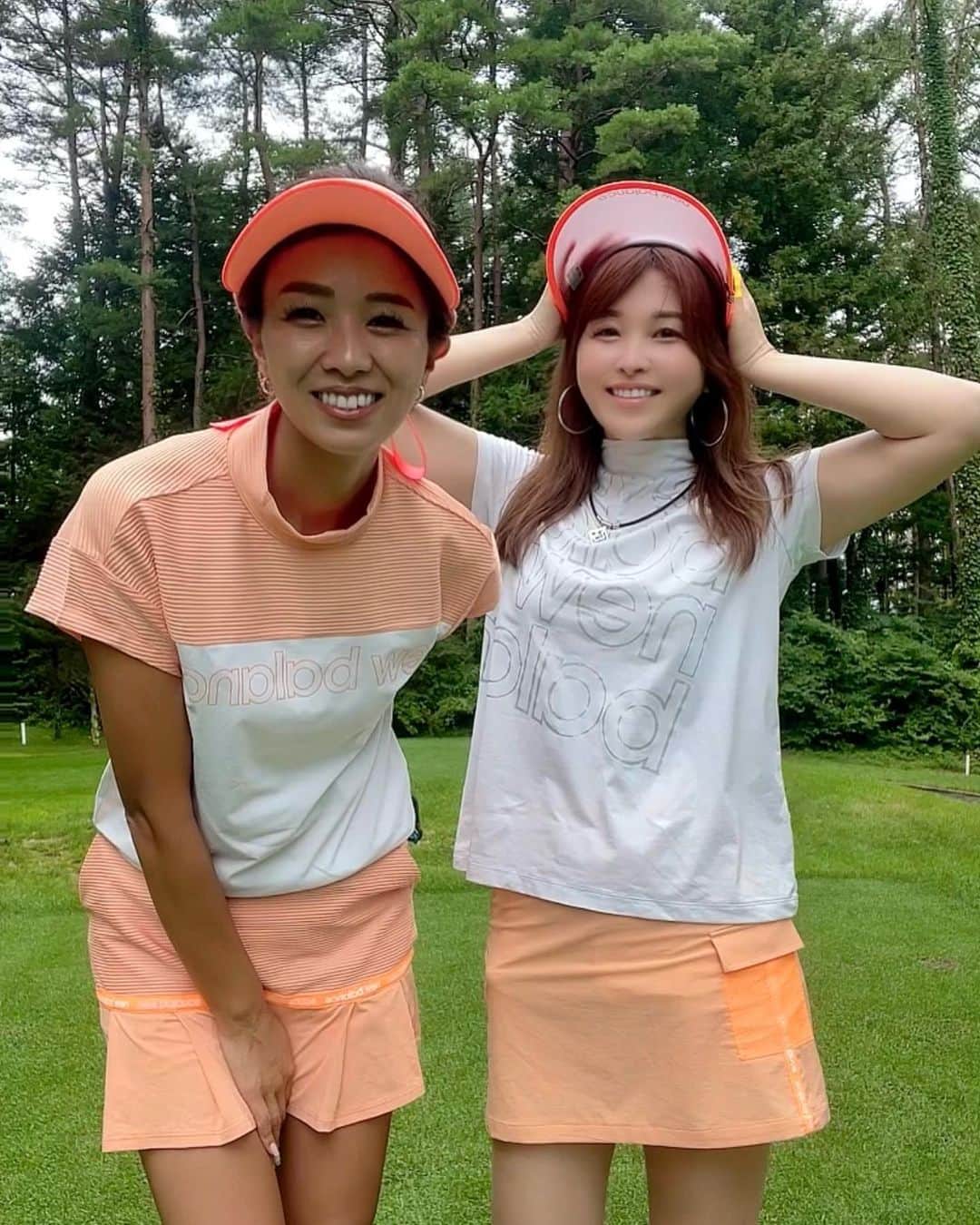 mikaのインスタグラム：「♥︎︎∗︎*ﾟ 時差投稿⛳️ ． ウエアの相談とかしてなかったのに まさかの全身 @newbalancegolf_japan で 色味も全く同じコーデだった🧡🤍 ． ． 考えてる事一緒だと思ったら嬉しい✨ ． ． @sabu_golf ちゃん顔小さすぎる問題！ だいたい一緒に映る時は 後ろにいさせてもろてます🤗笑 ． ． ． #ニューバランス #ゴルフ #ゴルフ女子 #ゴルフウエア #ゴルフコーデ #ふたごコーデ #ニューバランスゴルフ #golf」
