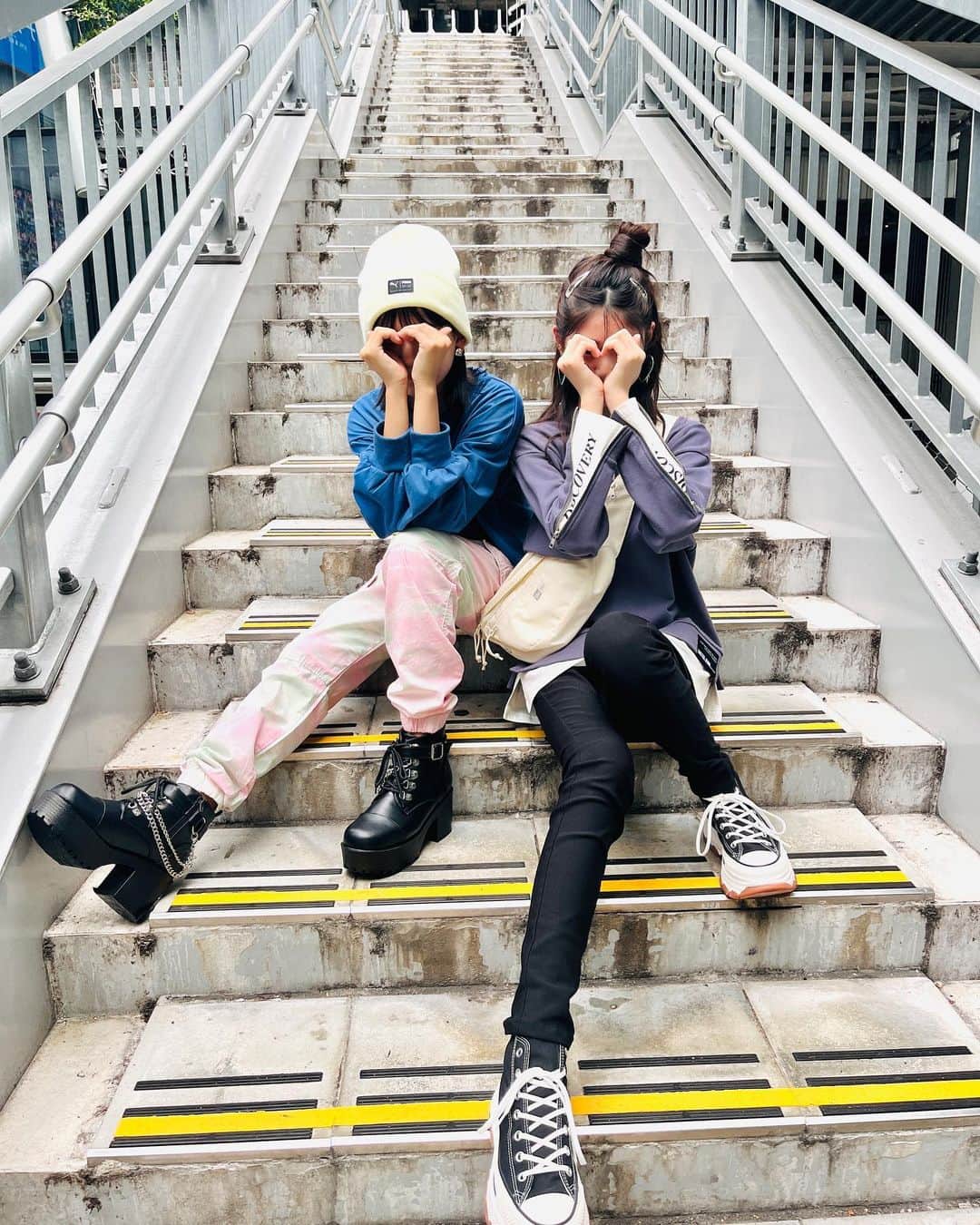 ニコ☆プチのインスタグラム：「🫶🏻💗  またまた3連休たのしんでね🤗 台風心配もふたたび🥺  写真はストリート女子なふたりだよ🖤🔥  #濱﨑心愛 #葉山若奈 #ストリートコーデ」