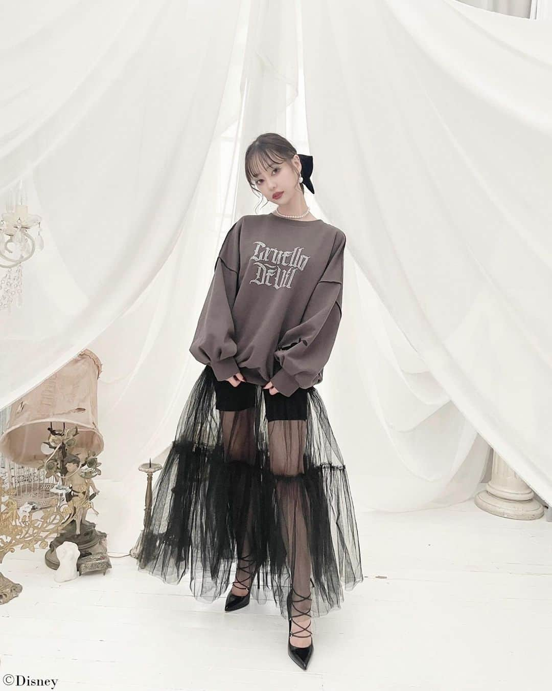 中村里砂のインスタグラム：「Disney VILLAINS / Maison de FLEUR Collectionが発売しました🖤 そして、開催中のPOPUP SHOPにて来店イベントが決定しました🔗 ⁡ ⁡ ⁡ 【9月23日発売開始】 ⁡ 9月23日(金・祝)12:00〜 ・ストライプクラブ、ZOZOTOWN ・ショップディズニー(EC) ⁡ Maison de FLEUR店舗(イクスピアリ・アウトレット除く) ※一部店舗にてアパレルの展開あり ⁡ ⁡ ⁡ 【POPUP SHOP来店イベント】 ⁡ ■来店時間 9/25(sun) 15：30－16：30 ⁡ ■場所 SHIBUYA109 渋谷店 4F Maison de FLEUR POPUP SHOP ⁡ ■イベント内容 Disney VILLAINS / Maison de FLEUR Collection  「クルエラ」『101 匹わんちゃん』のアイテムを1点以上お買い上げで、直接商品のお渡しをいたします。 ⁡ ■イベント参加方法 来店時間の1時間前よりPOPUP SHOP店頭にて整理券を配布いたします。来店時間内は整理券をお持ちの方のみ入場可能です。 ⁡  ※上限数に達し次第終了となります  ※スケジュールは多少前後する場合がございます  ※各来店時間の1時間前よりお並びいただくことは  できかねます。お店近辺にて長時間の待機はご遠慮下さい。  ※ご購入はお一人様1アイテム1カラー1点まで  ※整理券はあくまで入場の整理券で、入場時にご希望の商品が品切れの場合もございますので予めご了承下さい ⁡ ⁡ ⁡ ▼アイテム詳細 ⁡ 『101匹わんちゃん』の「クルエラ」のコレクションとして、バッグ、ポーチ、ワンピース、スウェットトップス、の4アイテムをつくりました。 ⁡ ヴィランズの中でもひときわおしゃれな「クルエラ」をイメージして、ブラック＆ホワイトをテーマカラーに、日常に取り入れやすいデザインにこだわりました。 ⁡ ⁡ ●バッグ ショルダーバッグにもハンドバッグにもできる2WAYタイプ。持ち手のパールとチェーンはどちらも取り外し可能。片面はフェイクレザーに「クルエラ」の刺繍、もう片面はダルメシアン柄のフェイクファーで、コーデに合わせて印象を変えることができます。 ⁡ ●ポーチ メッシュ素材で軽く、マチ付きでたっぷり入るポーチ。表面は「クルエラ」のシルエット、裏面はダルメシアン柄のプリント。 ⁡ ●ワンピース 「クルエラ」をイメージしたブラック＆ホワイトのワンピース。フレアシルエットのキャミワンピースの上に、透け感のあるショート丈のボレロを合わせます。「クルエラ」イメージの深めのスリットもポイント。 ⁡ ●スウェットトップス オーバーサイズでゆったりシルエットのスウェットトップス。古着のようなダークグレーの生地で、「クルエラ」の文字をラインストーンで表現しました。 ⁡ ⁡ #maisondefleur #メゾンドフルール #disney #ディズニー #disneyVILLAINS  #ディズニーヴィランズ #ヴィランズ #ディズニーコレクション #クルエラ #cruella」