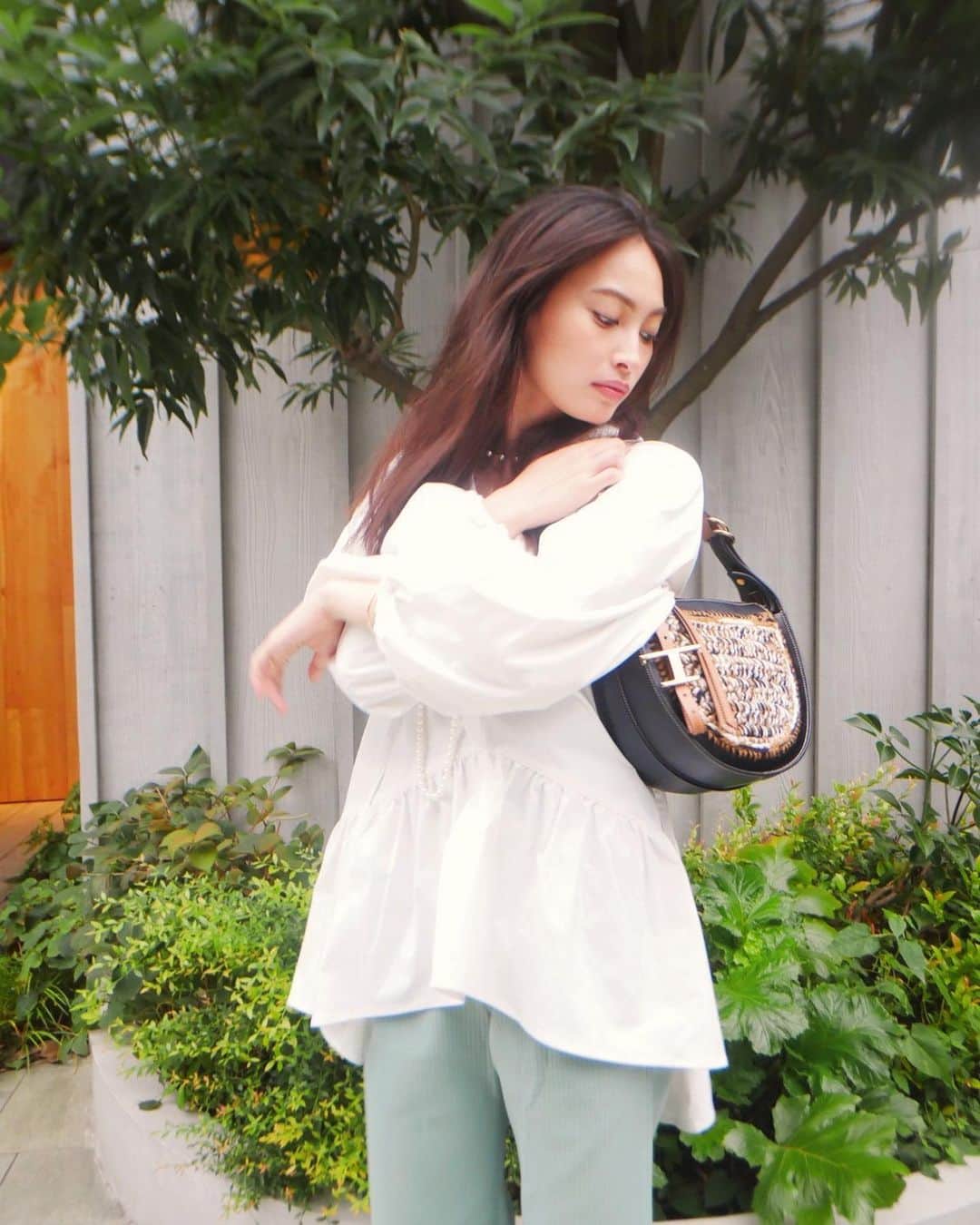 大政絢のインスタグラム：「#今日の絢服  🍁🌕🍠  tops @intimite_onemile  pants @intimite_onemile  bag @tods  shoes @tods」