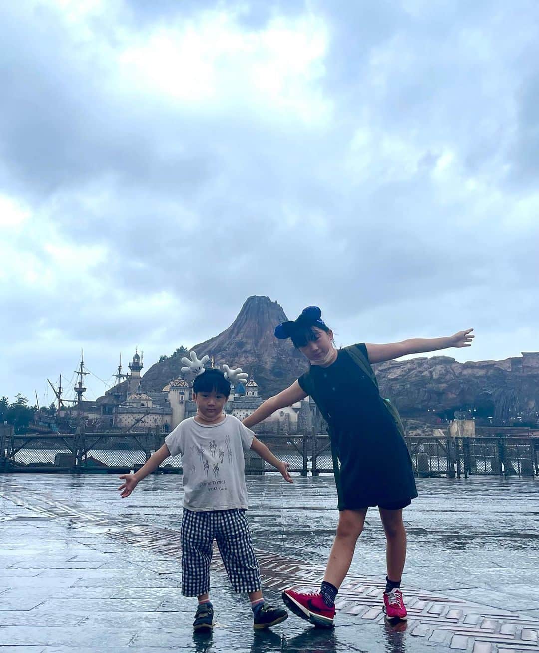 omatsuriccoのインスタグラム：「#今日のドルジ 2022.09.20 Dorji 10th 𝔹𝕚𝕣𝕥𝕙𝕕𝕒𝕪☺︎ *.ﾟ ・ 気がつけば10年…あっという間だねぇ。 ドルジ身長150cmまでスクスク成長中。 めちゃくちゃ反抗期でヘトヘトになる事が多いけど😂 お勉強も、運動も力いっぱいなドルジ、真っ直ぐ育つんだよォ🥰 ・ ドルジ10歳のお誕生日🎂 念願のバースデーディズニーへ🌋 ・ お誕生日当日は、台風の中 ディズニーシーへ🌊 ・ 雨が降ったり、止んだりで やりたかったジャンボリーミッキーが出来なくて残念だったけど 空いてて乗り物乗り放題だったよ🫶🏻」