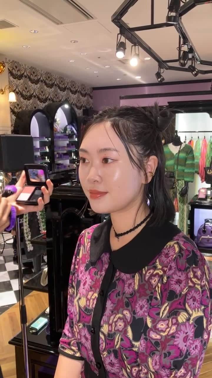 アナスイのインスタグラム：「ルクア大阪店 メイクアップ デモンストレーションイベント💜 9月23日 (金・祝)・9月24日 (土)   メイクアップ アーティスト 宮本 由梨氏による「ANNA SUI FACE」をご提案！  会場:ANNA SUI ルクア大阪店 日にち:9月23日 (金・祝)・9月24日 (土) デモンストレーション開催時間: 各日 12時～ ／ 14時～ ／ 16時～／ 18時～  ＊デモンストレーション(約15分)後、限定4名様にメイクアップ アーティスト 宮本由梨氏によるワンポイントメイクアドバイスをいたします。（先着順)」