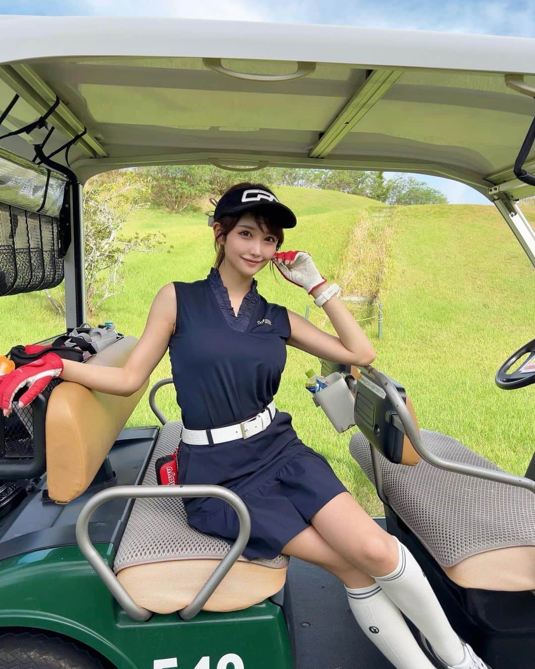 のインスタグラム：「. 汗で前髪が変なことになってる👶🏻☀️ . シンプルコーデな日⛳️ トップスの首元がふりふりしててかわいいのっ💙 トップスもスカートも @masterbunnyedition_official だよ💙 . . 虫に刺されやすいから、虫除けスプレーは必需品✊！ でもこまめにスプレーしてても気付いたら刺されてる。。🙄 . #ゴルフ女子#ゴルフ#ゴルフウェア#ゴルフコーデ#マスターバニー#マスターバニーエディション#golf#golflife#golfstagram#golfcourse#golfaddict#golfclub#golfday#golfwear#masterbunnyedition #masterbunny」
