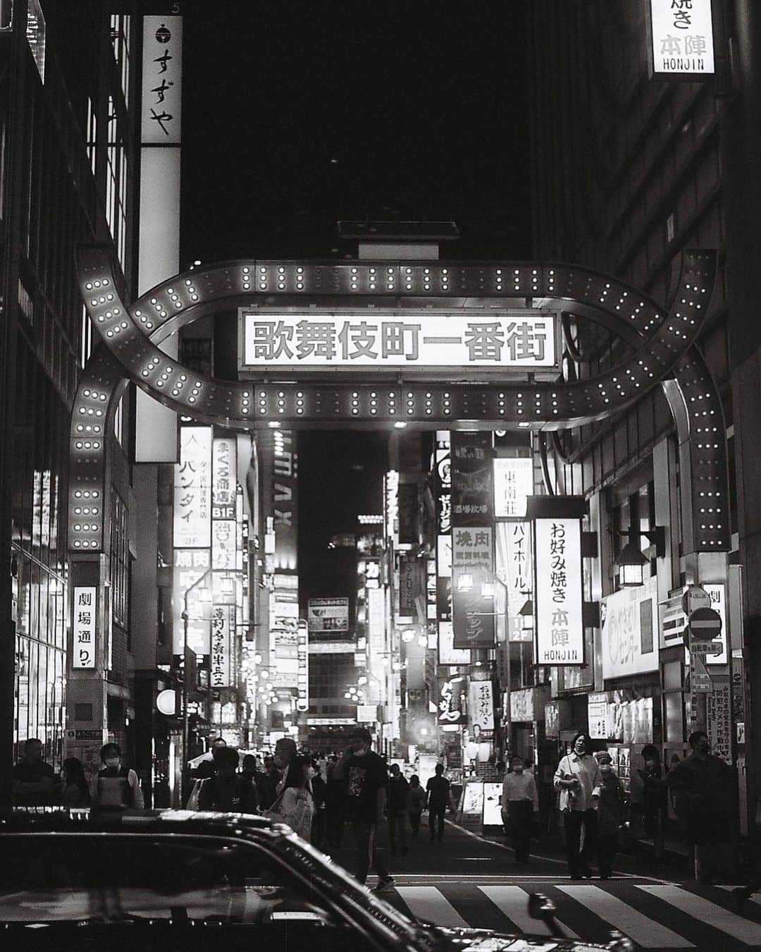 美月リカのインスタグラム：「Spotify公式プレイリスト "TOKYO KIDS"カバー画像の写真を撮影しました  新宿歌舞伎町に50組以上のアーティストが出演するサーキットフェスの公式プレイリスト、是非チェックを  @spotifyjp  @tokyokids_badassvibes   #filmphotography」