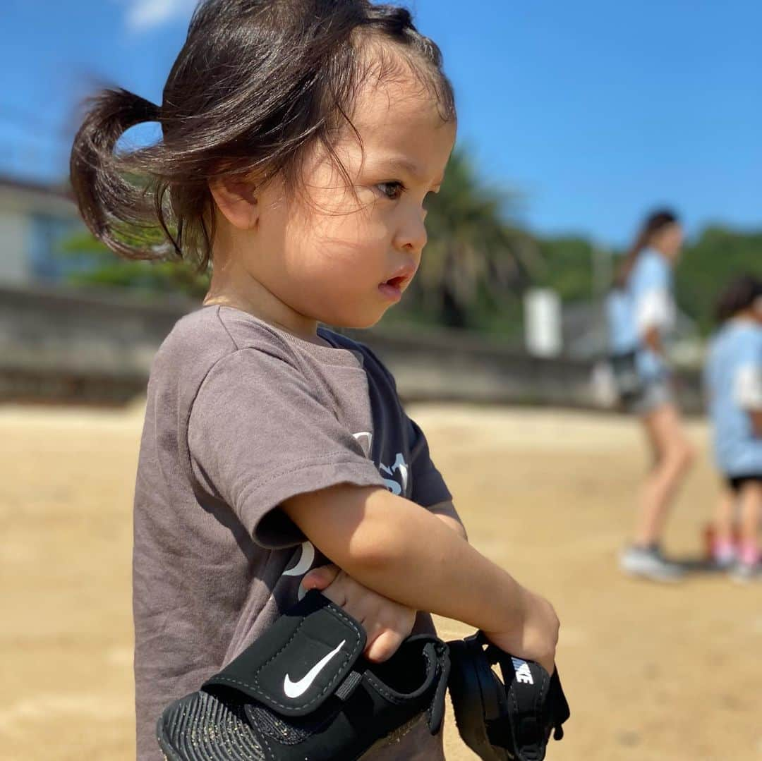 カジサック&ヨメサックのインスタグラム：「おはる初めての海🏖 初めはドキドキしてたのか、じーーっと見つめていましたが、にぃにとねぇね達と貝殻を拾ったりカニを見つけたり🦀楽しそうでした☺︎ #おはる🕊 #はじめてがたくさん #世界はおはるの知らないものがまだまだたくさんあるね☺︎ #夏休みの思い出 #ヨメグラム」