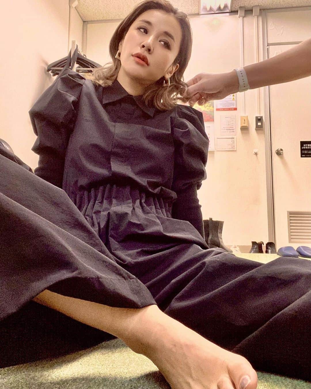 鈴木紗理奈のインスタグラム：「舞台稽古と収録で アップアップの日々。顔でアピ笑  DXで着てたセットアップは @doublestandard_official  シャリシャリ生地で大好き。 このパンツのカーキ私服でヘビロテ中❤️」