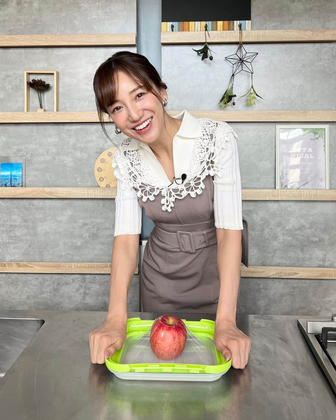 森川侑美のインスタグラム：「🍎🍎🍎  先週のフライング失礼しました🙏 今日よる19時~ほんわかテレビ 冒頭の耳よりでっせ~コーナーで 便利キッチングッズ何点か紹介?しております🥡🧽🎃 是非お時間合いましたらご覧くださいね🤗  #秋分の日 #ほんわかテレビ #キッチングッズ」