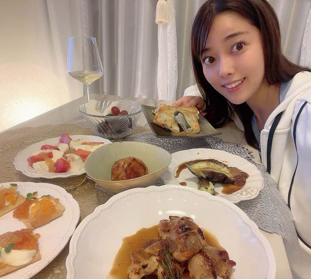 のインスタグラム：「もう秋ですね～🍁 八幡美咲です！  ひろしまリードのアナウンサー リレーコラムを担当しました🪄︎︎◝✩  テーマは「秋の気配」🌰  今回は秋の食材を使った料理を 紹介しています🪄︎︎◝✩  【広島リード 秋の気配 八幡美咲】で検索してみてください🔎 https://hread.home-tv.co.jp/post-196406/amp/  #ホームテレビ #アナウンサー #ひろしまリード #秋の気配 #八幡美咲 #松茸料理 #まつたけご飯 #松茸レシピ #まつたけレシピ #松茸 #松茸炊きこみご飯」