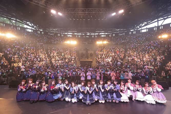 三村遙佳のインスタグラム：「．  ■アサルトリリィSummer LIVE ｢voller Blüte｣ 2022/08/07 @河口湖ステラシアター  会場にお越し下さった皆さん、配信を観てくださった皆さん、ありがとうございました💐  なかなか気持ちの整理が追いつかず更新が遅れてしまいました…！  今回のライブは私達にとって、いつも以上に大切なライブでした。練習の段階からこのライブにかける想いが大きくて、みんなで悔いのないライブにしようね！と声を掛け合いながらリハを重ねてきたんです✨だからこそ、この状況下の中、一柳隊・ヘルヴォル・グランエプレの19人全員でステージに立てて、本当に嬉しかったなぁ☺️🎤  そして、いつも応援して下さる皆さんありがとうございます。こうやってライブが出来るのも、出来たのも、アサルトリリィを応援して下さる皆さんのおかげです。 遠い場所でも足を運んでくださって、素敵な景色を見せてくれて、温かい拍手・応援をいつもありがとう✨  大好きなヘルヴォルのみんなと、一柳隊のみんなと、グランエプレのみんなと、また皆さんの前に立てる日が来ることを、心から願っております。 またいつか、みんなの前に立てる日が来た時には、会いに来てくれたら嬉しいです✨ 初鹿野瑤としてステージに立てる日を楽しみに、これからも頑張ります！！  本当に、ありがとうございました💐  引き続き、アサルトリリィをどうぞ宜しくお願い致します。  #アサルトリリィ  #アニメ #ゲーム #ラスバレ #一柳隊 #ヘルヴォル　#グランエプレ #声優 #anime #live #game」