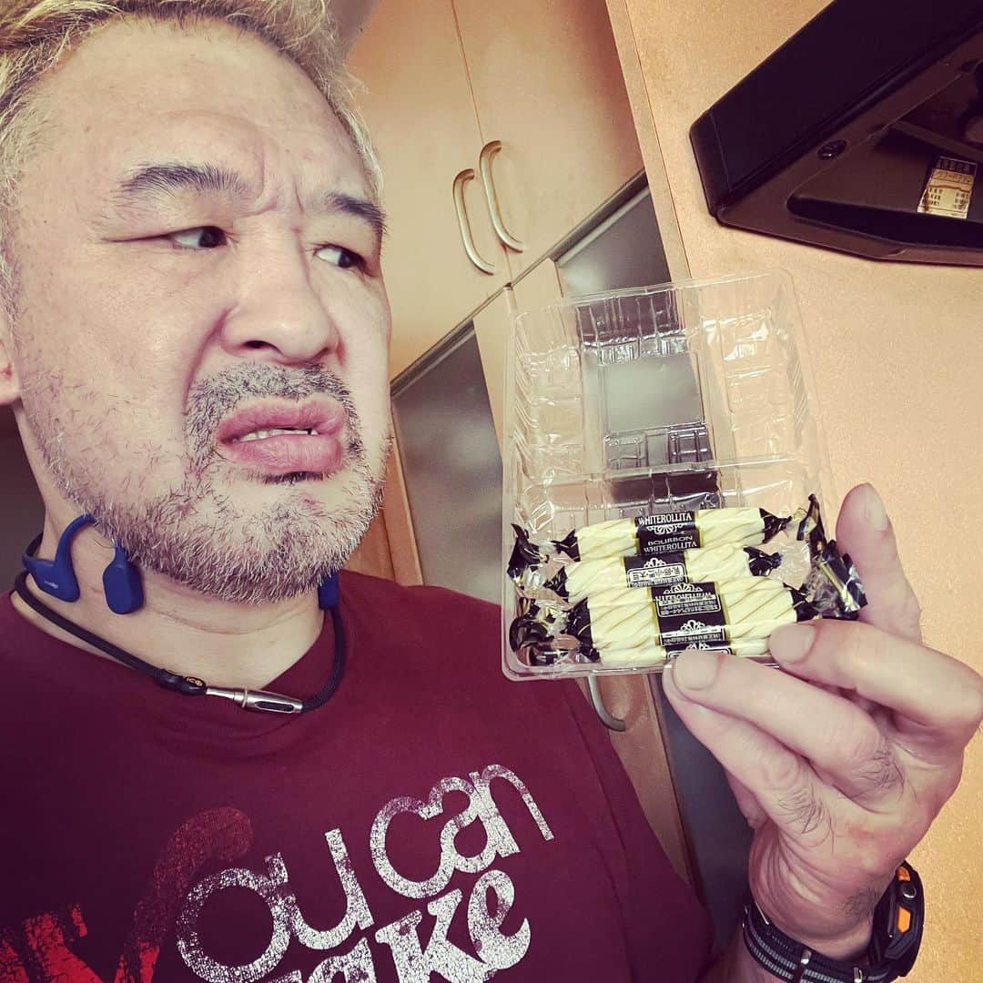 saku39shopさんのインスタグラム写真 - (saku39shopInstagram)「. 【WHITE ROLLITA】 . ホワイトロリータ全部食えなかった。 くやしい……。  今日挽回します！ . #桜庭和志 #ホワイトロリータ #デザート #お菓子」9月23日 16時23分 - saku39ks