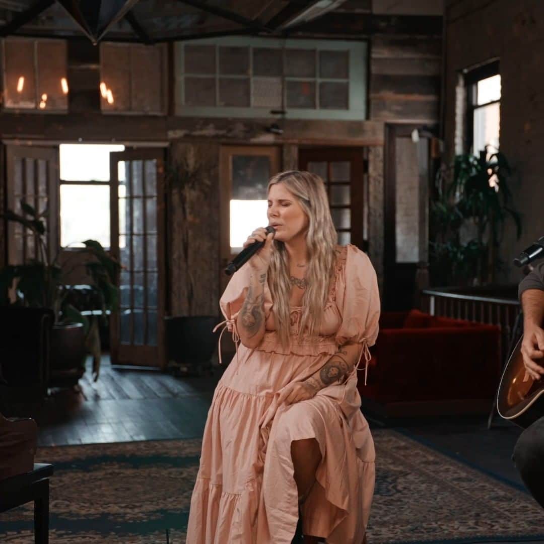クリスティーナ・ペリーのインスタグラム：「i've been working on a really special, intimate experience for you all. a lighter shade of blue & more is a digital performance I wanted to give fans worldwide to experience the album, fan favorites, covers, and even exclusive opportunities to chat with myself one-on-one or q&a style. I hope to see you there! general on-sale tickets now available at now at the link in bio.」