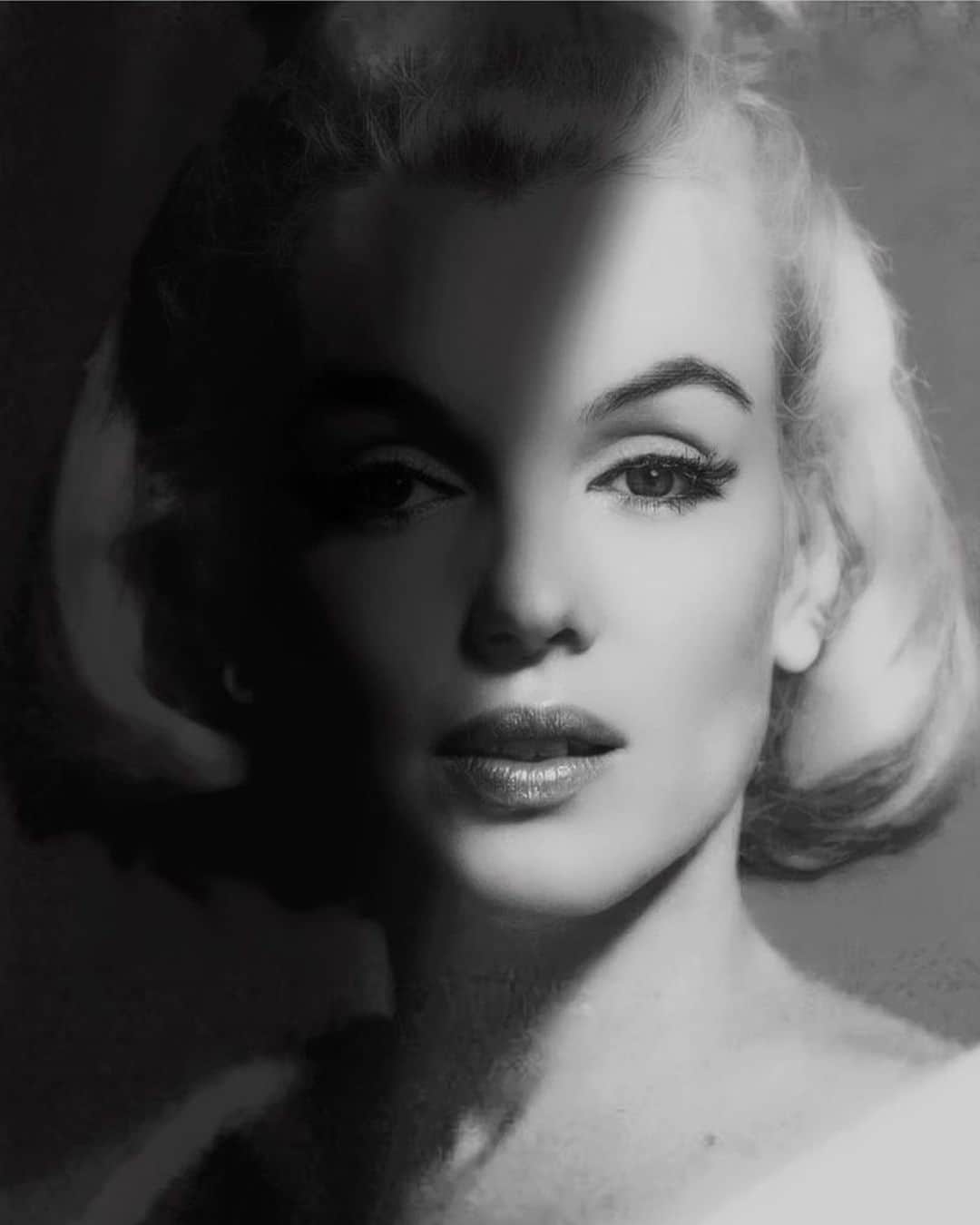 マリリン・モンローのインスタグラム：「A rare photo of Marilyn. So beautiful」