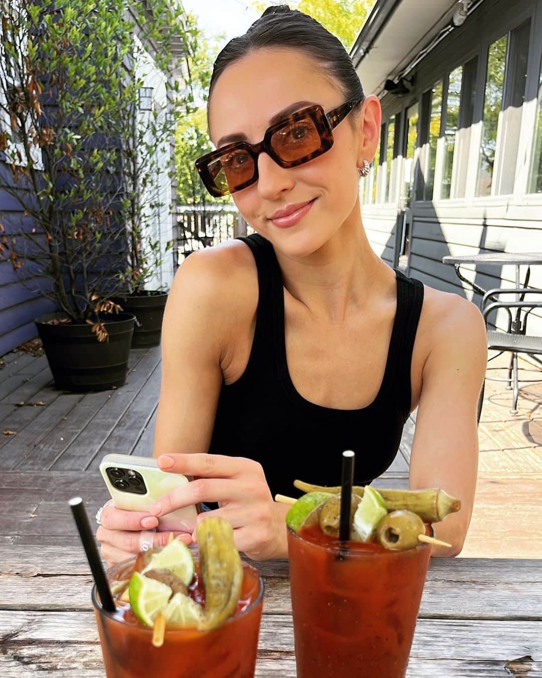 アナスタシア・オルソンのインスタグラム：「When life gives you tomatoes, add vodka 🤠」