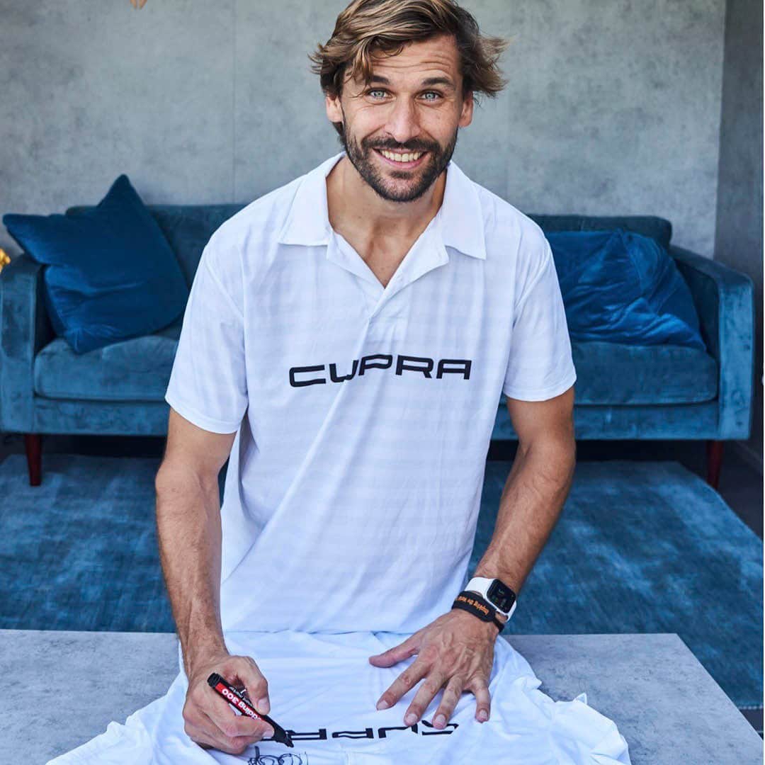 のインスタグラム：「Si quieres mi camiseta CUPRA firmada, visita el perfil de @cupra_esp y descubre cómo conseguirla en su última publicación.     Y entérate del gran día que pasé jugando entre grandes @ikercasillas, @davidvilla, @f.morientes9, y con @therealyesus y @alegalan96 dándonos caña en la espectacular pista de pádel CUPRA sobre el agua. #ChallengeTheGame」