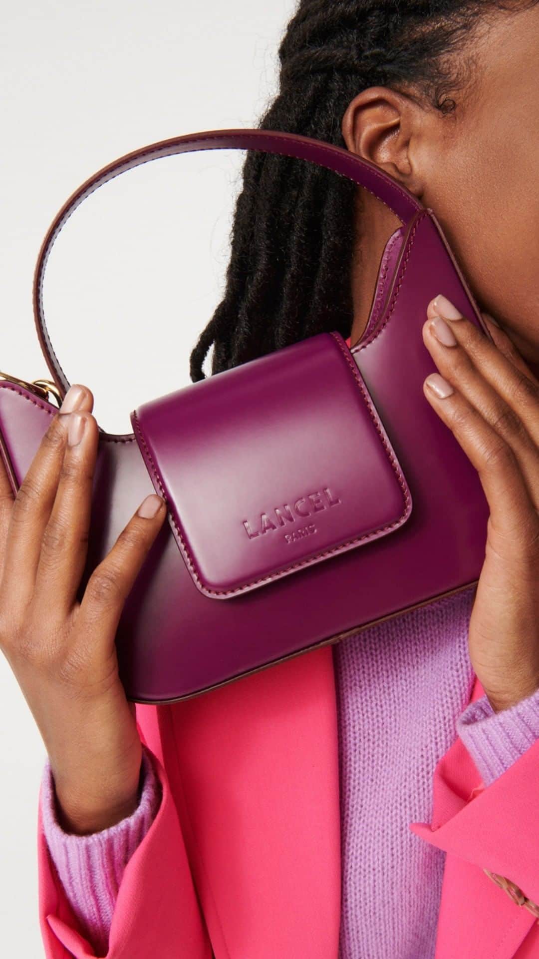 ランセルのインスタグラム：「POV : You finally get home after a long night out with girls   Sixtine - Smooth Leather - Cardinal  POV : Tu aperçois enfin ton lit après une longue soirée dehors  Sixtine - Cuir Lisse - Cardinal  #SixtineByLancel #FW22 #Lancel」