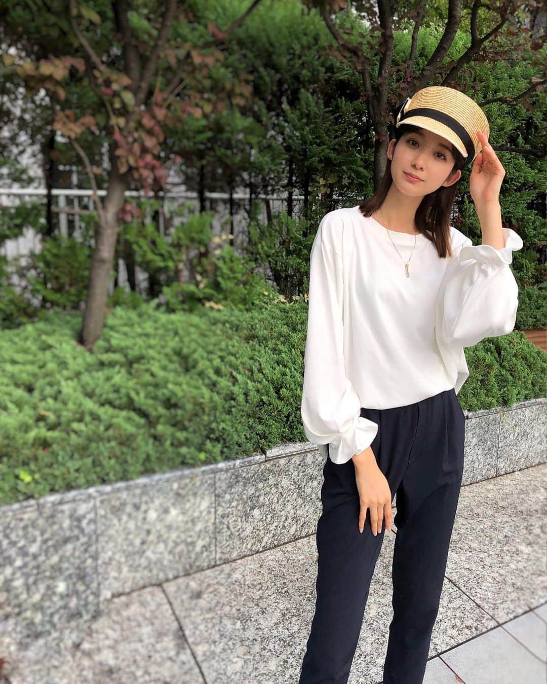 杉枝真結のインスタグラム：「☺︎ シンプルな綺麗めファッションの日👗✨  デザイン性のある麦わら帽子と キャンディスリーブのトップスを合わせて 少し甘め寄りに振ってみました！🫢💐  hat / CA4LA necklace / no brand tops / @classicalelf_official (ホワイト、M) pants / Theory (ネイビー)  #クラシカルエルフ #classicalelf #エルフコーデ #タイアップ #uniqlo #gu #zara #ユニクロ #ジーユー #ザラ #zozo #zozotown #zozotown購入品 #プルオーバー #チュニック #ボリューム袖 #プチプラ #プチプラコーデ #フェミニン #フェミニンコーデ」