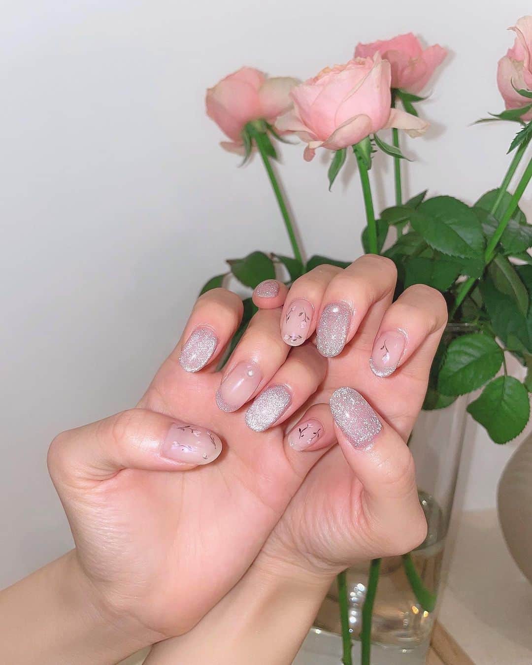 のインスタグラム：「にゅーねいる💅🌷  きらっきらでお花もあって、 上品で素敵にしていただきました🥰  フラッシュたくとより、きらきら光るの〜🪄✴︎.°  @akane.4.8   #フラッシュネイル #マグネットネイル #ネイル #ネイルデザイン #みちゃネイル #ジェルネイル #トレンドネイル #nail #nails #nailart #naildesign #dailylook #me」