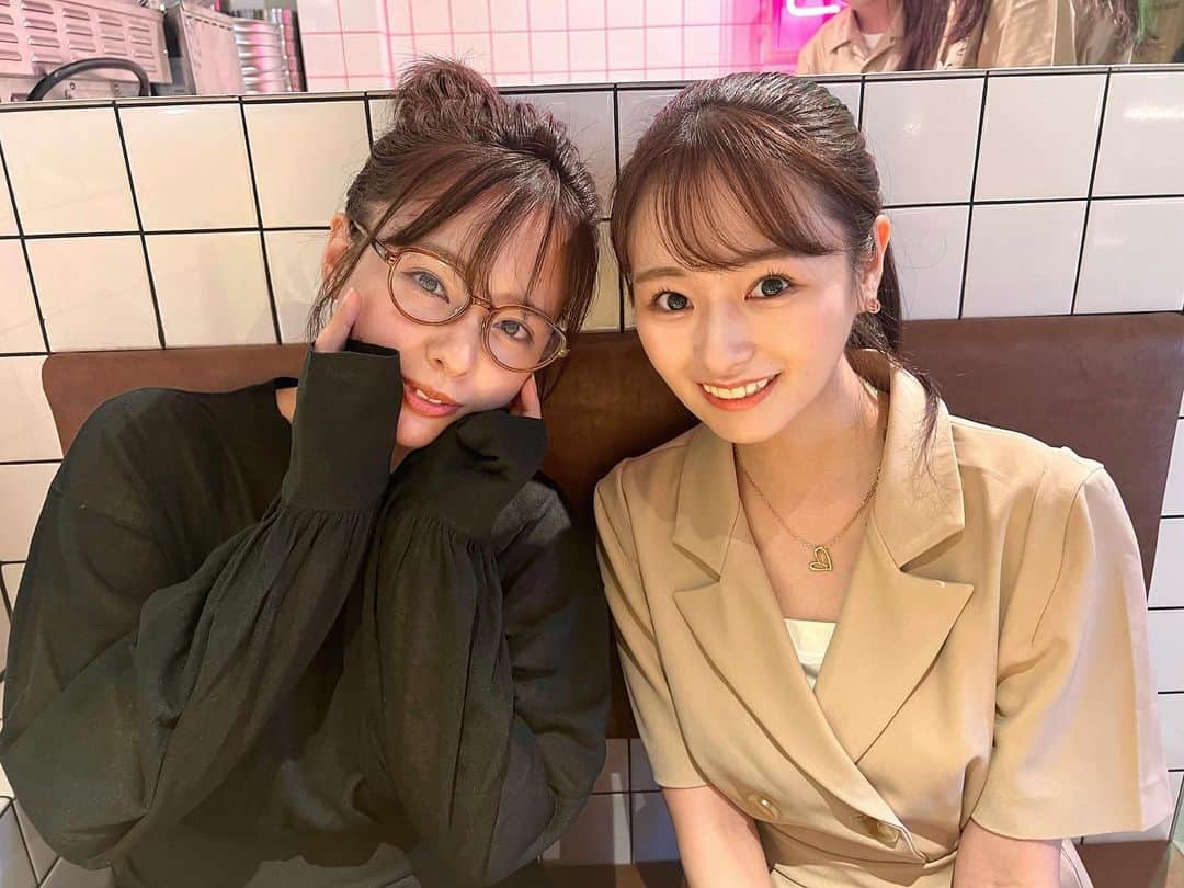 奥原ゆきののインスタグラム：「先日、bienoのお仕事を山田菜々さんにお願いさせて頂きました😭  実は、中高ずっとNMBが大好きで、総選挙も投票してたし、4周年記念コンサートでの卒業発表はテレビ見て泣いてた😭笑（ちなみに、スター姫探し太郎からななたん推し！☜誰か伝わる人いるかな笑） . なので今回は担当メンバーから聞いてびっくりしてました‥😳  先日から話題の東海オンエアさんの「推しと結婚」には到底及びませんが、私のプライベートを知ってる方なら伝わると思うけど相当嬉しいのです‥！ . 可愛い〜 お会いした時、どれだけファンかマシンガントークしてしまい、絶対引かれた‥と終わってから後悔🤣 . .  仕事の活力出ました🔥笑  #nmb48 #学生起業 #女性起業家」