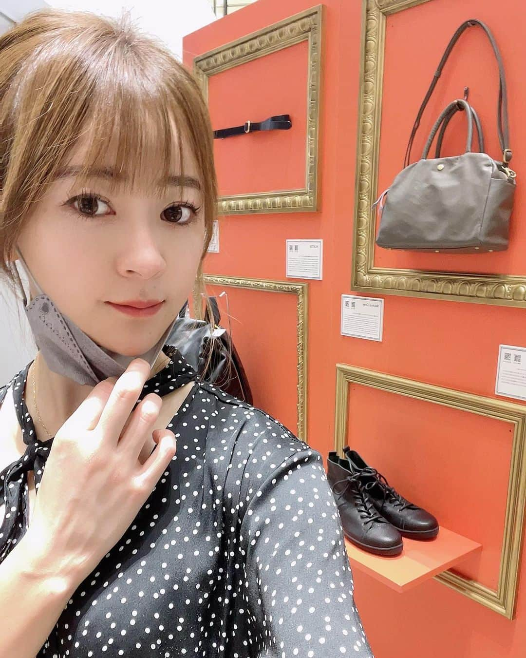 梶本成美さんのインスタグラム写真 - (梶本成美Instagram)「毎年行われているLEATHER WORLD に初参戦してきました😽✨  今回は渋谷スクランブルスクエアにて開催です✨  LEATHER WORLD 2022 in 渋谷スクランブルスクエア 開催日程：2022年9月23日(金・祝)～ 9月25日(日)  開催時間：10:00～21:00 開催場所：渋谷スクランブルスクエア 3F・7Fイベントスペース✨  レザーに関するワークショップや、ケアコーナーでのレザーケア体験（自身のレザーアイテムを持参の上）や、各ブランドのおススメの商品が今年も沢山展示されていました！  クイズに答えて正解するともらえるノベルティーは、バッグに付ける事もできるペンケースでした😽✨ 私もクイズに答えてゲットしてきました✨✨✨  この連休お天気もイマイチだし 今回室内で体験できるイベントなので是非行ってみてください😁✨  レザーの香りも高級感あって🤭良き✨  #leatherworld2022 #japanleather  #レザーワールド2022 #レザーワールド」9月23日 18時58分 - narumikajimoto