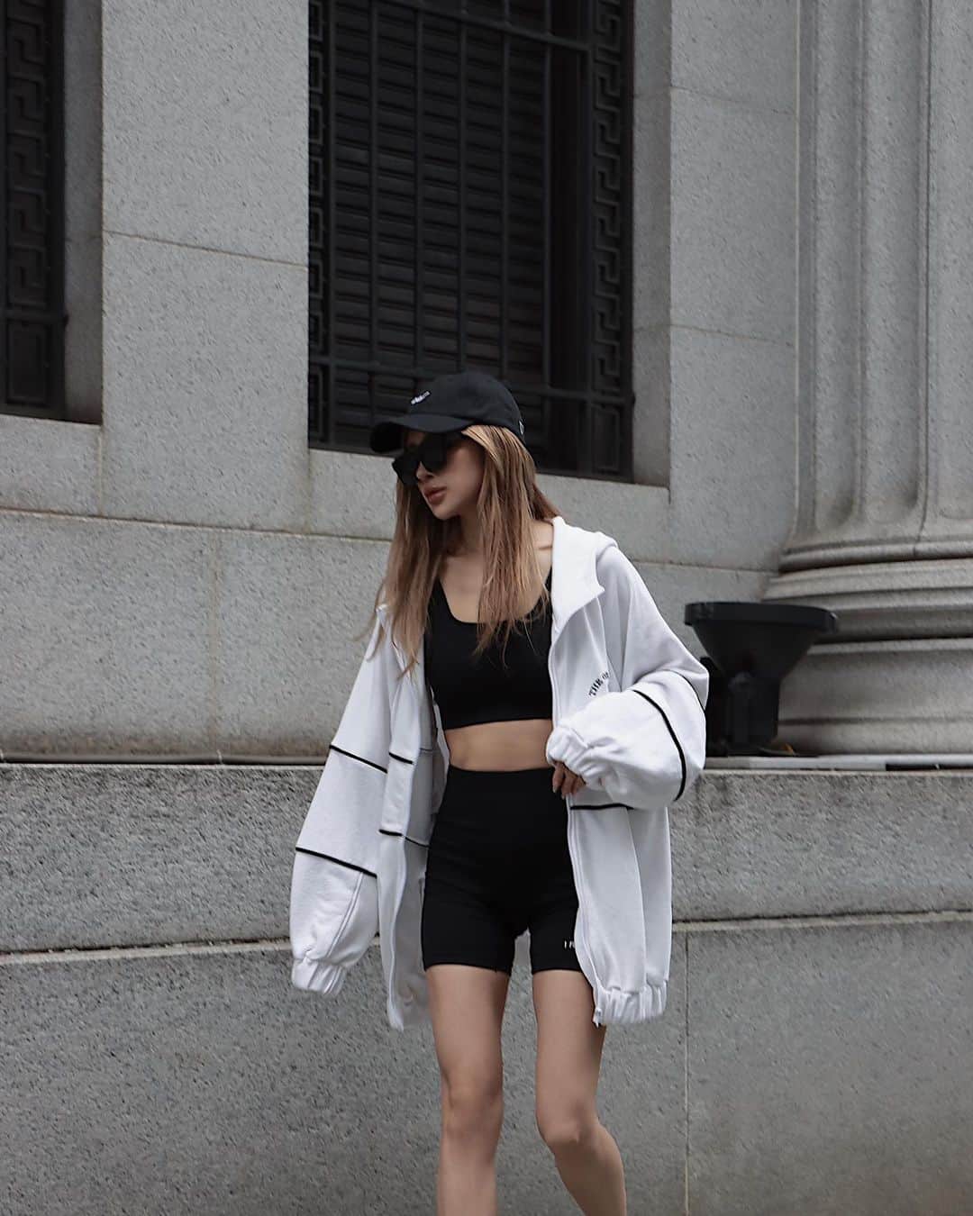 のインスタグラム：「昨日発売したIRALのパーカー❤︎ @iral_official   裏毛で暖かく肌寒い今の時期に大活躍🫶🏻🍂吸水性にも優れているのでトレーニングやランニングの時にも着やすいです🥺✨  男女兼用サイズで、ブラックと2色展開🥰 2色オーダーも沢山いただきありがとうございます❣️  キャップも先日発売となりました🖤(ベージュ完売・黒残りわずかです🙏🏻)  1年中スポーティーなファッションが好き👟🥹  #iral #アイラル #athleisure #アスレジャー #sportygirl #sporty #fitnesswear」