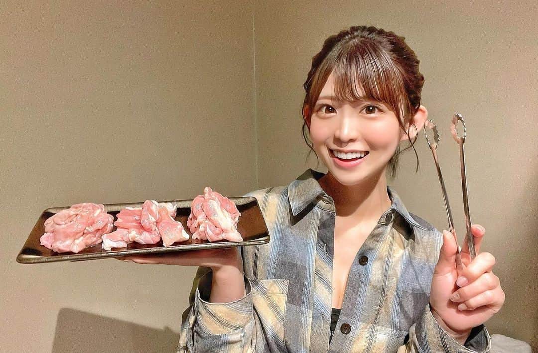 岡田美紅のインスタグラム：「ヘルシー🥰 炭火で焼く鶏は ぷりっぷりで美味しい🥺❤️❤️  #焼き鳥 #鶏料理 #鶏刺し #食勉 #関西グルメ」