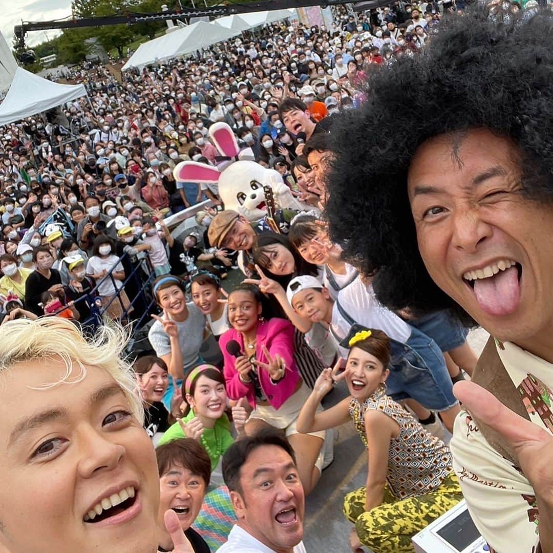 赤崎夏実のインスタグラム：「. おは朝パーク1日目☀︎ 雨予報で心配してた中…本当にたくさんの方がお越しくださいました⋆⸜♡⸝‍⋆ そして奇跡的に雨が止みましたー！ ステージから見える皆さんの笑顔に感動しっぱなし🥹最高でした！  おは朝パークは明日も明後日も開催していますので万博記念公園お祭り広場でお待ちしています☀︎ 私はステージ以外にもエレクトーンブースでジングルや生演奏もしています♬ ぜひ遊びに来てください♡ . そしてお手紙やお写真たくさんありがとうございました！幸せほっこり🙂 . 明日もとっても楽しみです♡ . . #おは朝 #おはよう朝日です #おはパー」