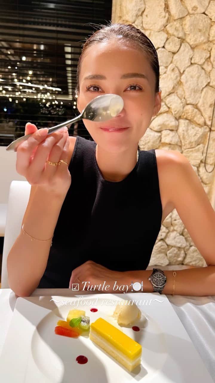 のインスタグラム：「Seafood night🍽 #turtlebay   Bar Time🍸 #miragelounge バーテンダーおまかせでお願いしました♡ 私のはChinaBlue 友達はCranberry juice  生演奏聴けて 心地よくお部屋に帰る前に1杯♡ たまにはね✨ 飲み終わるまでに時間かかるけど☝🏽🥹  @shigira.seven.miles.resort  #shigira #shigiramirage #miragelounge #turtlebay」