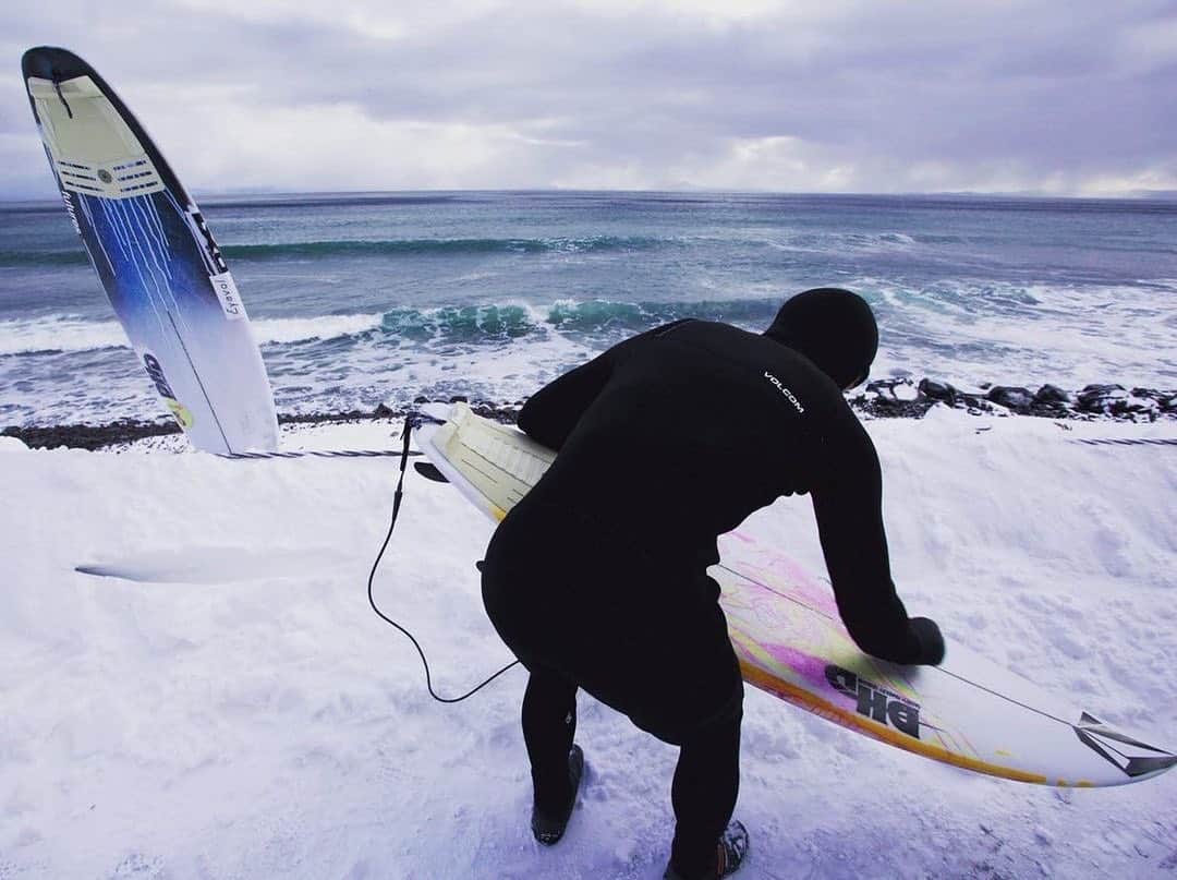 佐藤魁のインスタグラム：「. . . instantgram   @volcomjapan  #volcomwetsuit modulator 5/4/3mm hooded chest zip wet suit black @dhdsurfjapan   ride DNA 5.8  18  5/16  2 1/4  DX1 phase 3 5.8  18  1/4  2 1/4」