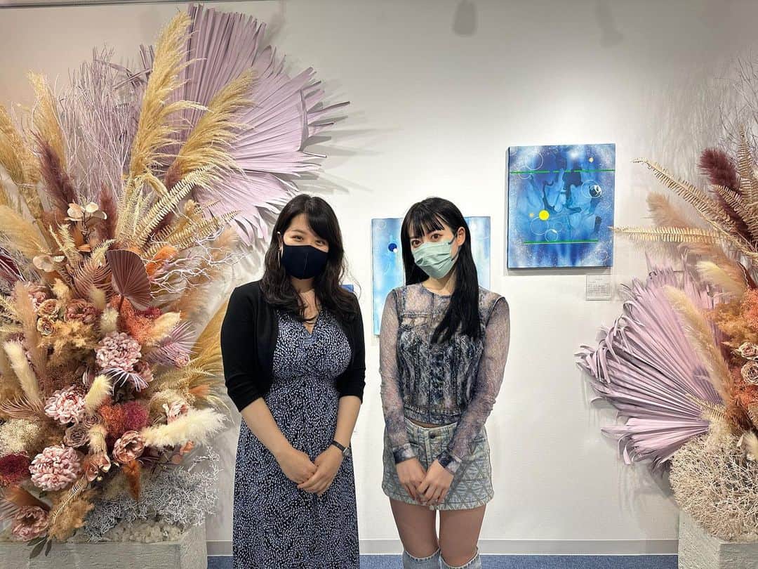 柚月瀬那のインスタグラム：「素敵な個展でした✨ @yukariyamada24 さんもとっても素敵な方で癒される空間でした✨ 来週の木曜日まで銀座で行われているので、まだの方はぜひ✨  #山田ゆかり　#山田ゆかり展　#個展　#銀座　#pr」