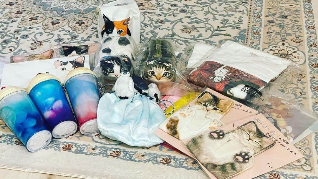 春名風花のインスタグラム：「事務所に届いていた プレゼントを受け取りました💕 みなさま、ありがとうございます！！  フェリシモのクリームソーダシリーズ欲しかったので嬉しい🫧   #春名風花  #プレゼント  #フェリシモ  #ありがとう」