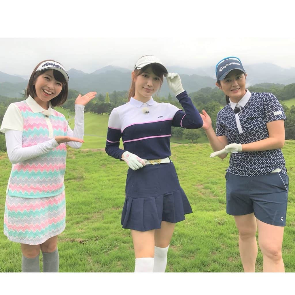 小尾渚沙のインスタグラム：「毎週土曜日18:00〜18:30にBS11で放送中の『諸見里しのぶ 実践ゴルフテク！』⛳️  今週のゲストは「美しすぎるラウンドガール」で話題となった、タレントの #雪平莉左 さん✨  スタイル抜群の雪平さんに興味津々な私は、カメラが回っていないところでも、食生活や体型維持についてあれこれ聞いちゃいました🤣  そんな雪平さんは、ゴルフ歴3年半でベストスコア96👏 リプレイレッスンは「複合ライのアプローチ対処法」です！ 難しい状況からピンに寄せる、技ありテクニックを諸見里プロに伺います⛳️  明日のオンエアもお楽しみに💕 . . #BS11 #ゴルフ #ゴルフ女子」