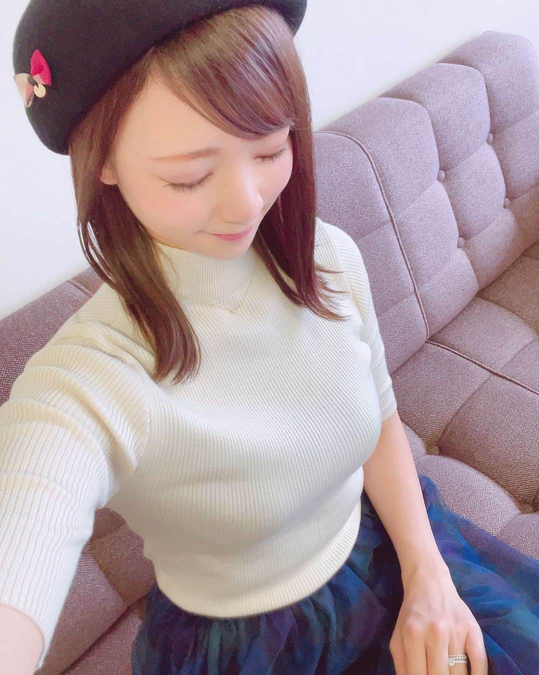 安藤麻貴のインスタグラム：「ブルーのチェックスカート💙  秋になるとチェック柄着たくなるのよね☺️🍁🍠  #静岡 #静岡ママ #まますたぐらむ #秋 #Autumn #チェックスカート #ベレー帽 #半袖ニット #ニット #秋ニット」