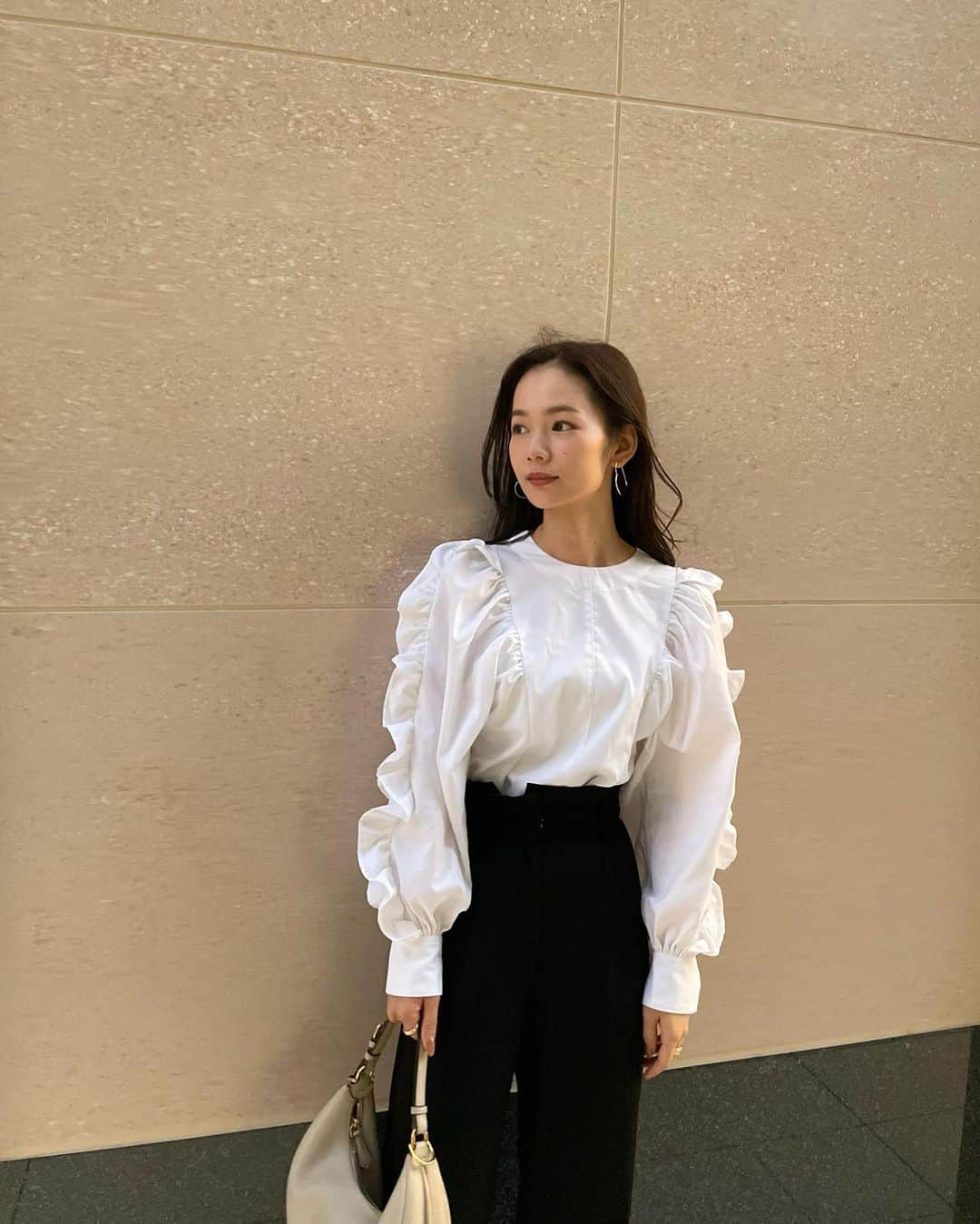 のインスタグラム：「. blouse / @newans.official   秋口は大好きなブラウスが特に着たくなる☁️ @sasagawayuri さんのコラボブラウスは ボリュームたっぷりのフリルが 着るだけで華やかなにオシャレにしてくれる♡ 何よりシワになりにくくて自宅で洗濯できちゃう ブラウスは無条件に大好き☺️💋#dkr服  #Newans#ハッシュニュアンス #共につくるプロジェクト」