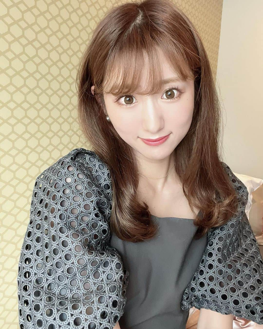 阿比留李帆さんのインスタグラム写真 - (阿比留李帆Instagram)「リトルリンネでヘアメンテナンス🕊 髪の毛切ってから大好評です❤️ 井手さん、いつもありがとうございます☺️✨ こだわりがあるようでないので 毎回井手さんにおまかせしてます💐 * @little__rinne  @idetatsu1110  * #リトルヘアサロン#リトルリンネ#リトルリンネ栄#栄美容院#栄サロン#ベージュアッシュ#グレージュ#名古屋美容院#名古屋サロン#名古屋#栄#sakae#nagoya#hair#hairstyle#hairchange」9月23日 21時22分 - riholiday717