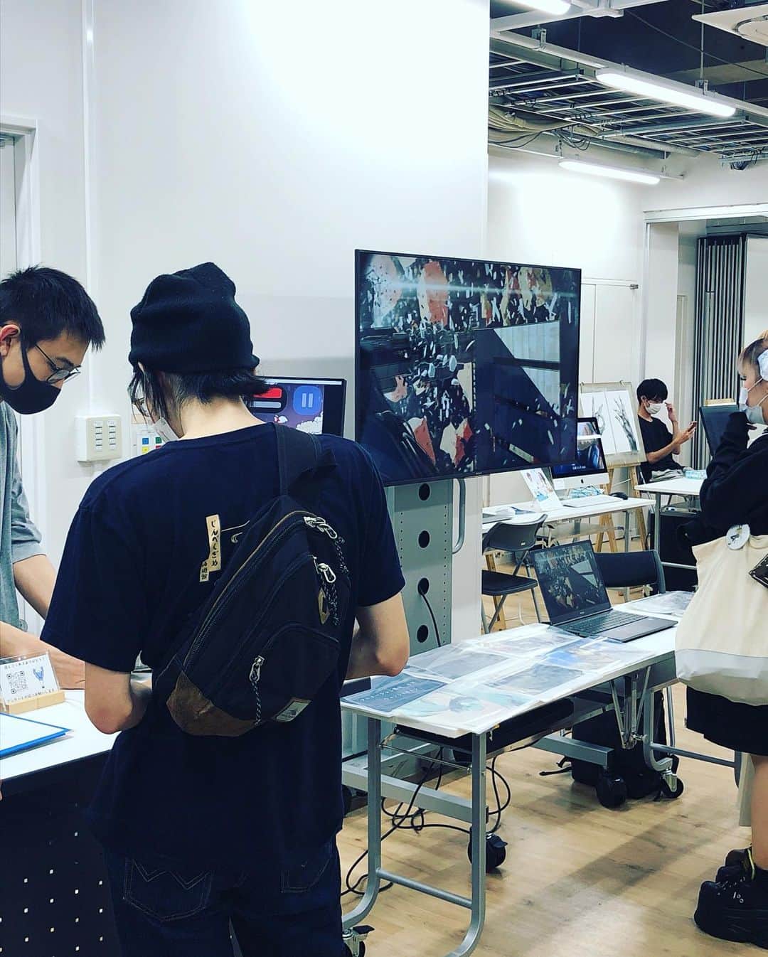 名古屋コミュニケーションアート専門学校_デザインのインスタグラム：「未来のクリエーター展初日終了✨ ご来場ありがとうございました😊 卒業生の皆さんもありがとうございました😊 明日も11時より開催します♪ イラスト、アニメーション、ゲーム、ラノベなどなど展示してます♪  #名古屋　 #栄　 #イラスト好きな人と繋がりたい  #ゲーム好きな人と繋がりたい  #クリエーター　 #シルバーウィーク」