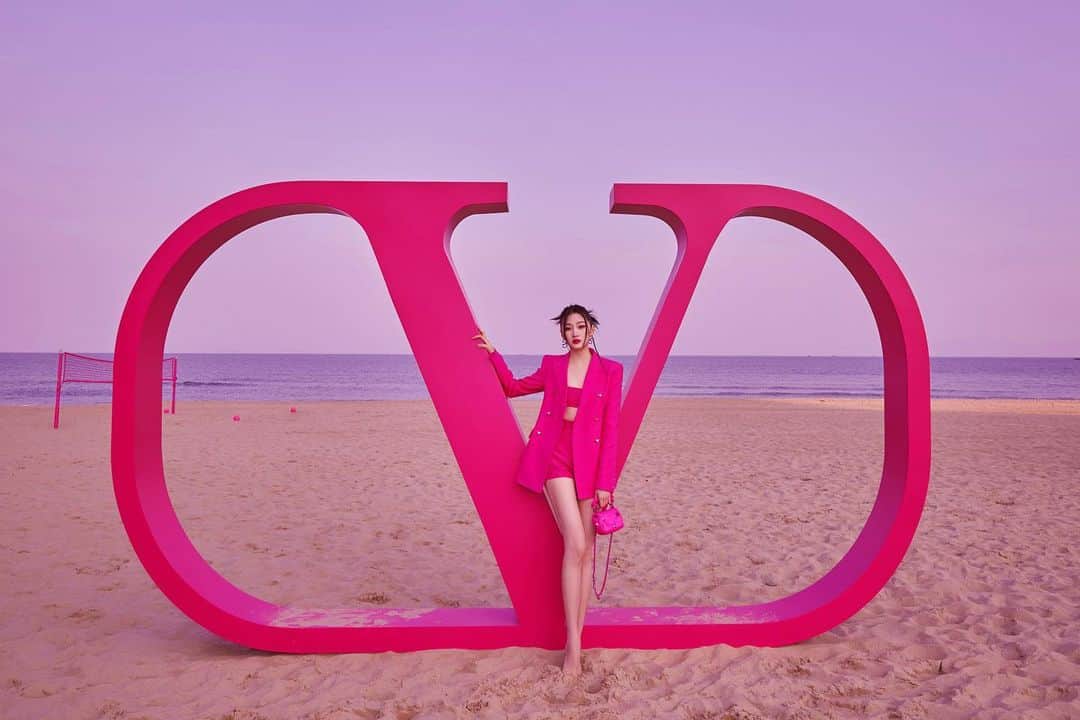 クアン・シャオトン（Guan Xiaotong）のインスタグラム：「💖💗💓💘💝💞💕💕#ValentinoPinkPP」