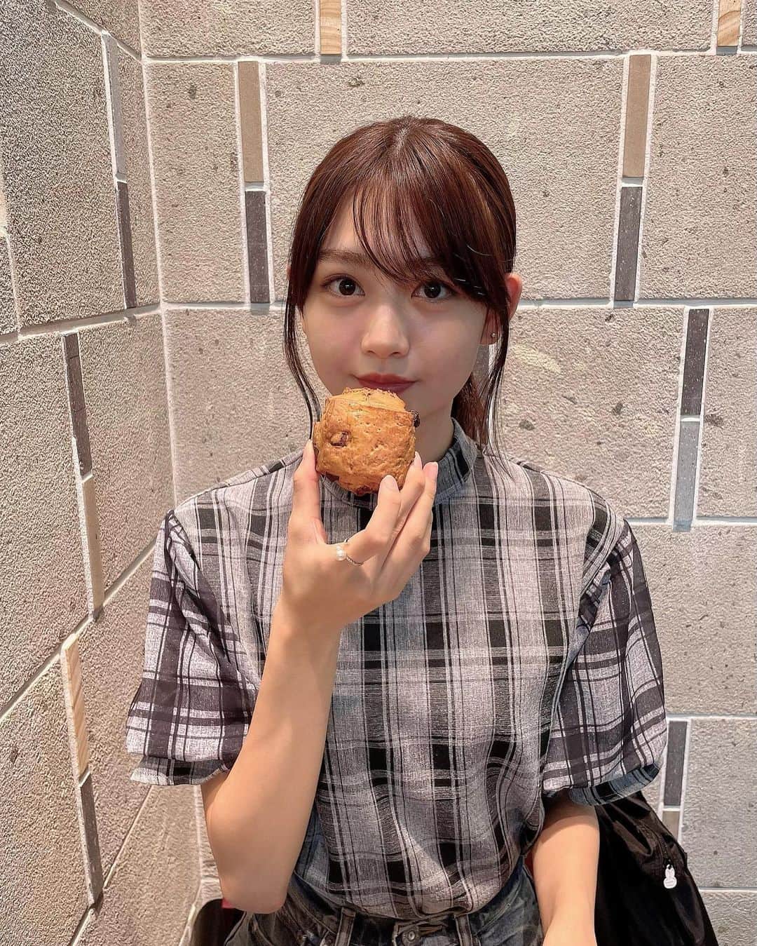 安村真奈のインスタグラム：「・ 三連休の最初はチョコスコーン食べた🍫 ポニーテール久しぶり！！  #安村真奈 #チョコレート #スコーン #ポニーテール #ヘアアレンジ」