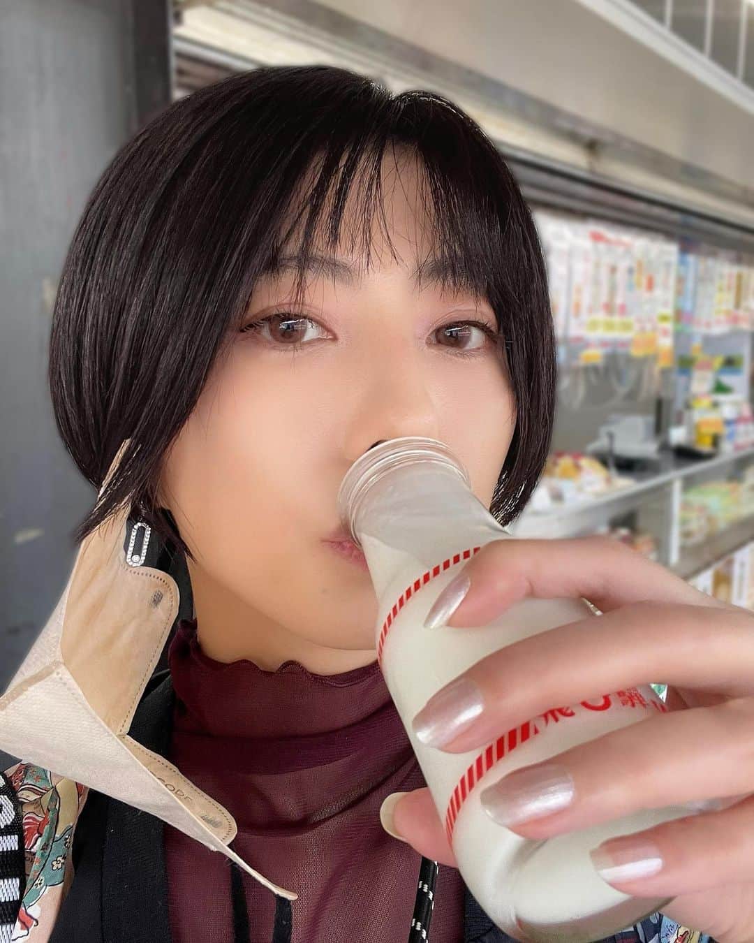 乃亜のインスタグラム：「はじめてのミルクスタンド 飛騨牛乳 濃いんやさぁ〜 を飲みました 牛乳って美味しいですね」