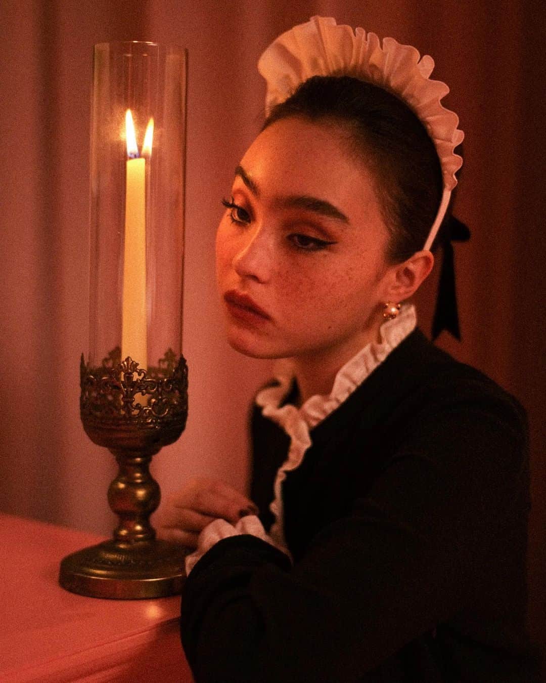 モトーラ世理奈のインスタグラム：「Roger Vivier FW2022 Campaign featuring Belle Vivier shoes✨ @rogervivier  @gherardofelloni   Photograph by @willgoodan  stylist @tamaoiida  hair by @goutsugihair  make up by @harukadebeau   Creative Director @saiknd  @nami.creatives」