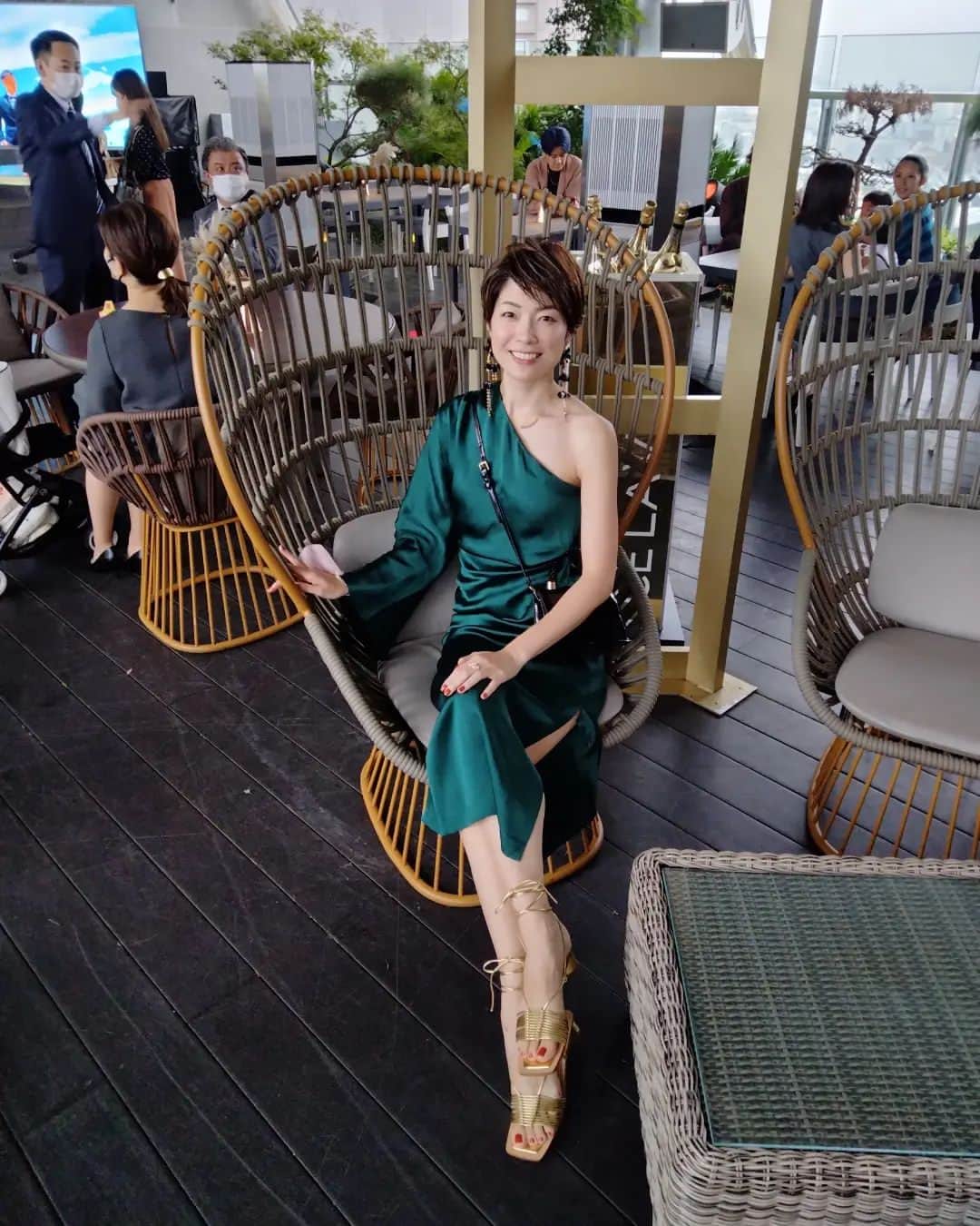 のインスタグラム：「久しぶりのドレスアップ💍✨ お友達のwedding party💃 新婦が中座してお色直しと思いきやロングヘア(pic4)⇒ボブ(pic3)に😳✨✨✨ 前代未聞〜🤣🤣🤣 お友達、ヘアサロンにお勤めなのﾃﾞｽ🤭 びっくりよね〜ナイスサプライズでした❣️ 末永くお幸せにぃ〜🕊️🌈✨」