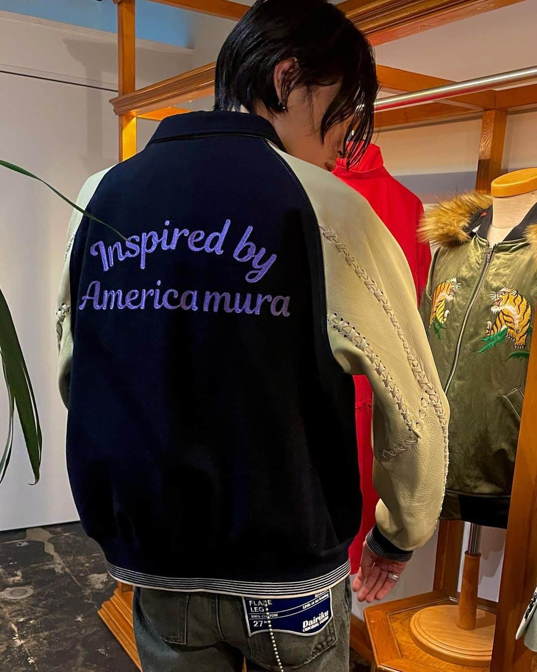 田口隼人のインスタグラム：「@dairiku  待望のアウターデリバリーです💁‍♂️ スタジャンの背中には"Inspired by Americamura"の刺繍入り。胸熱です🔥 レザーアームの編み込みも最高👌  #dairiku #afterschool #falman」