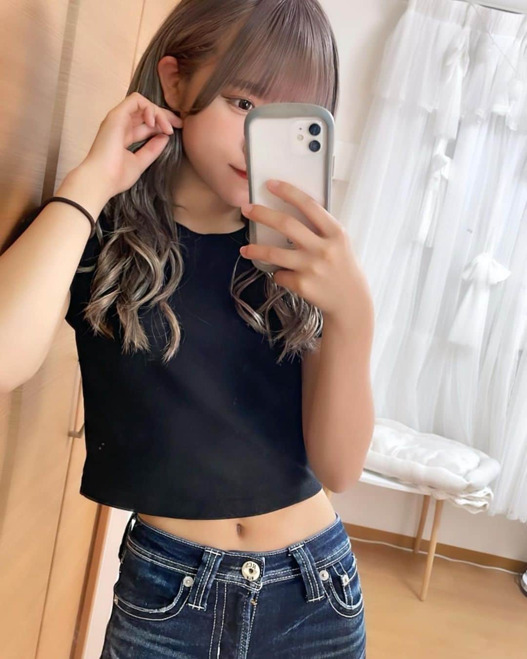 のインスタグラム：「・  4年振りにエクステだけど、髪の毛伸ばしてみたよ😂🤍  懐かしいね〜、巻きとるともっと長い！！」