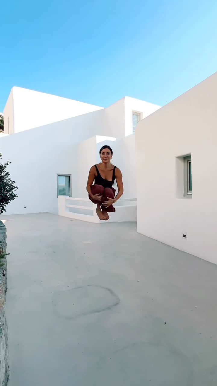bestvacationsのインスタグラム：「Have you ever been to Mykonos? 👀 Mykonos used to be a popular destination for pirates to sing, drink and have fun in the 1900s 🥳⁣ ⁣ Not much has changed … maybe except for the pirates 😉 5 minutes from the town center are unique 97 villas, each facing jaw dropping sunset views 🌅 Also known as @cavotagoomykonos - one of the most epic properties in the world! ⁣ ⁣ & rumor has it, you can teleport from street to pool in just 2 seconds. ⁣ ⁣ 📽️ @nicoleisaacs⁣ 📍 @cavotagoomykonos  #CavoTagooMykonos #CavoTagoo #hotelpool #hotelview #videomagic #shotoniphone #videotips #mikonos #mykonos」