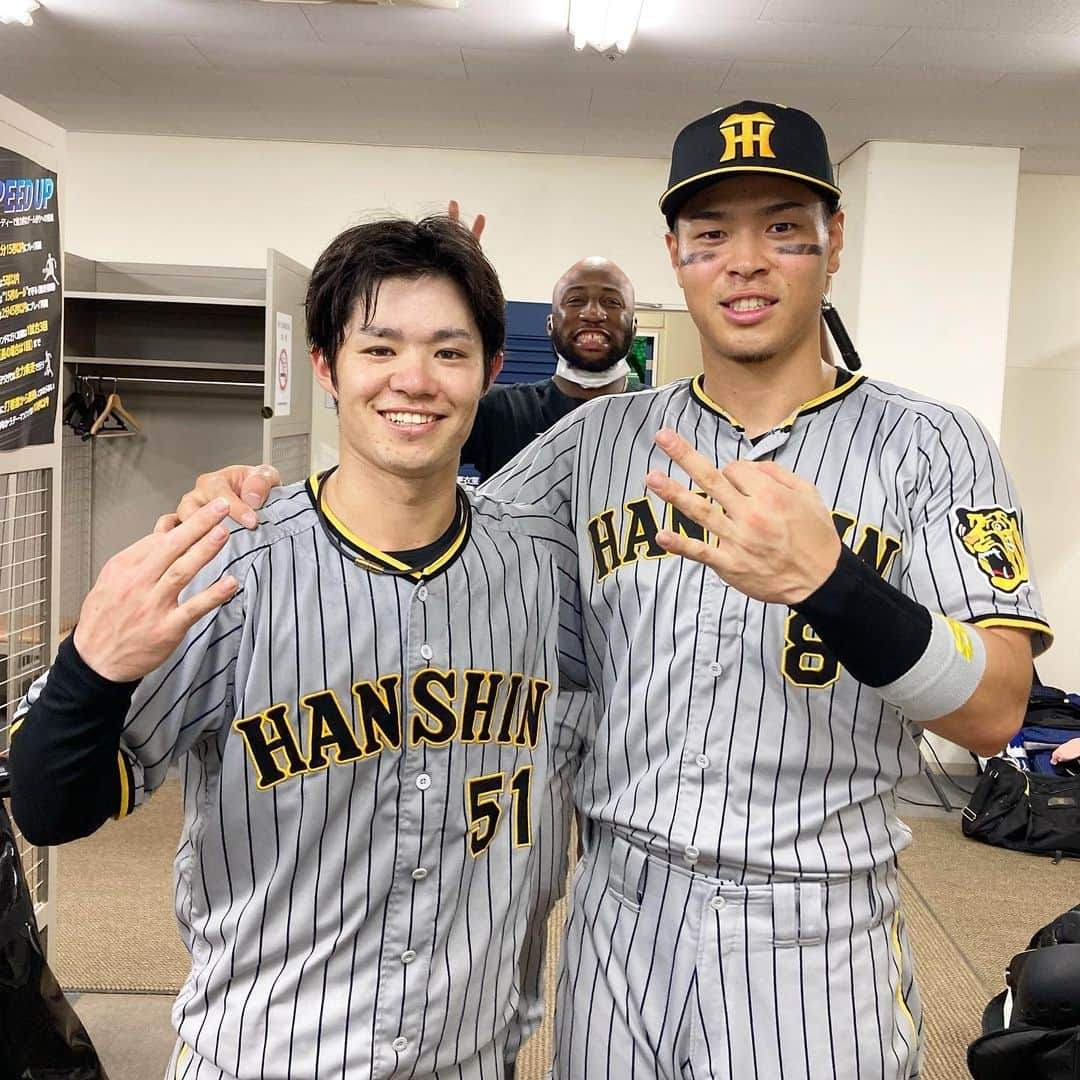 阪神タイガースさんのインスタグラム写真 - (阪神タイガースInstagram)「ライト上段まで飛ばす豪快なホームランを打った佐藤輝明選手と、猛打賞の活躍をした中野拓夢選手です！ #ナイスホームラン✨  #佐藤輝明 選手 #20号ホームラン  #中野拓夢 選手 #猛打賞 #153安打  #阪神タイガース  #イチにカケル！」9月23日 22時53分 - hanshintigers_official