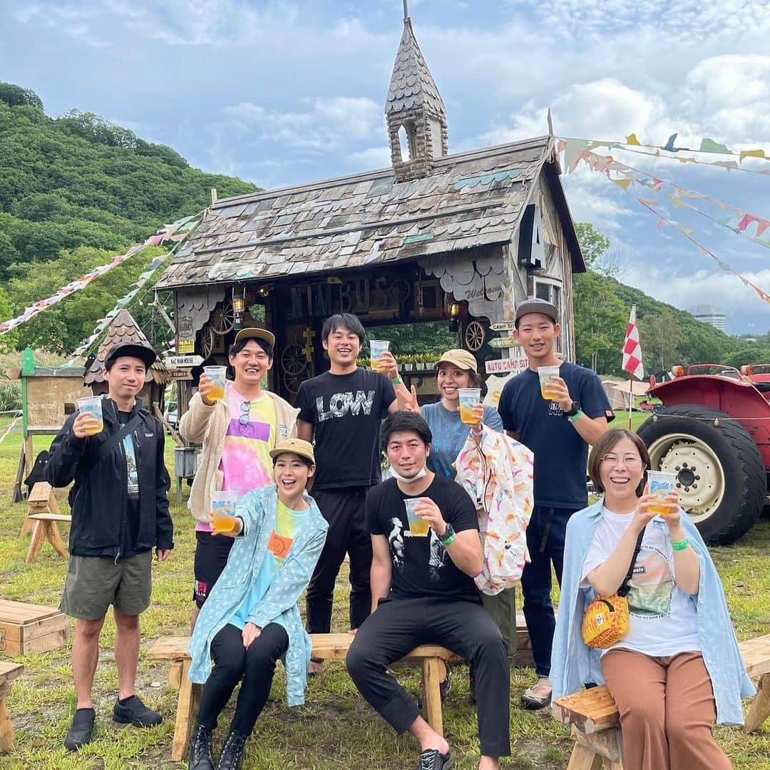 小日向えりのインスタグラム：「🪗🥁🎸🎺夢だったフェスに🎹🎻🎤🎶💃  昔から音楽が好きなのにフェスに行ったことがなくって、ずーっと憧れていた👀✨  芸能の仕事は土日祝日が忙しいのもあるし、特に誘われることもなく、もう３０代も半ばになってしまい  （夏フェスで飛び跳ねたい人生だった…）  と諦めかけていたのですが、夫が連れて行ってくれて、先週、念願のフェスに行ってきました✨  群馬県みなかみのニューアコースティックキャンプに！！  大自然！テント！キャンプ！アコースティックライブ！美味しいごはん！ビール！焚き火🔥  ここはユートピア…？👼  ニューアコは大人向けのフェスという感じで子供連れ、ペット連れのファミリーが多かった🐶  ギュウギュウになって並ぶこともなく、芝生で寝っ転がったり、ライブ中も最前列で子供が寝ていたり、お行儀が良いとても平和なフェス。（他を知らないけど）  EGO-WRAPPIN'、ハナレグミ、ACIDMAN、HY、奥田民生…  中学時代からずーっと繰り返し聞いていたアーティストが目の前に！どんどん出てきて感動！！  OAUやチャラン・ポ・ランタンも好きになった＼(^o^)／  緑の中で生ライブも最高だったのだけど、キャンプもすごく楽しくて、キャンプの楽しさに目覚めてしまったかもしれない…。  水もない、物もない…でも楽しすぎる！  キャンプの醍醐味は不便の中の創意工夫だと思った。  大自然の中で美味しいごはんとお酒を飲むのは贅沢な時間。  ハマると沼な予感しかないので、ドキドキしてます♡  来年もニューアコにいけますように！次はきな粉・小麦も連れていきたい😊  #ニューアコ」