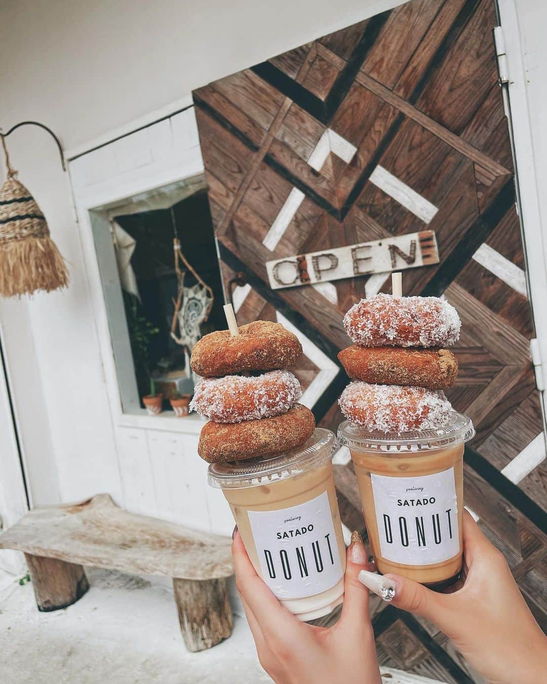 宮内理沙のインスタグラム：「the best 🍩💭  📍sealiving -沖縄県名護市大東2-12-6 ⏳14:00〜17:00(土日12:00〜17:00) 　　月曜日定休  ドーナツの賞味期限15分という記載が気になってずっと行ってみたかったカフェに行ってきました☕️ 揚げたてのカリじゅわドーナツと黒糖ラテが最高過ぎてあの時の感動が忘れられない🥲都内にこのカフェできてほしいなあ🥲✨ 今まで食べたドーナツの中でナンバーワンだった🤤  見た目も可愛いし美味しいしドーナツ用の容器分のゴミも出ないし良いところしかなくて帰ってきてから色々な人におすすめさせていただいている、、🥹🤍 店内外どこで撮っても良い感じになるので良かったら参考にしてください🙏📸♡  沖縄行ったら毎回行きたいな🥰  #sealiving #沖縄カフェ」