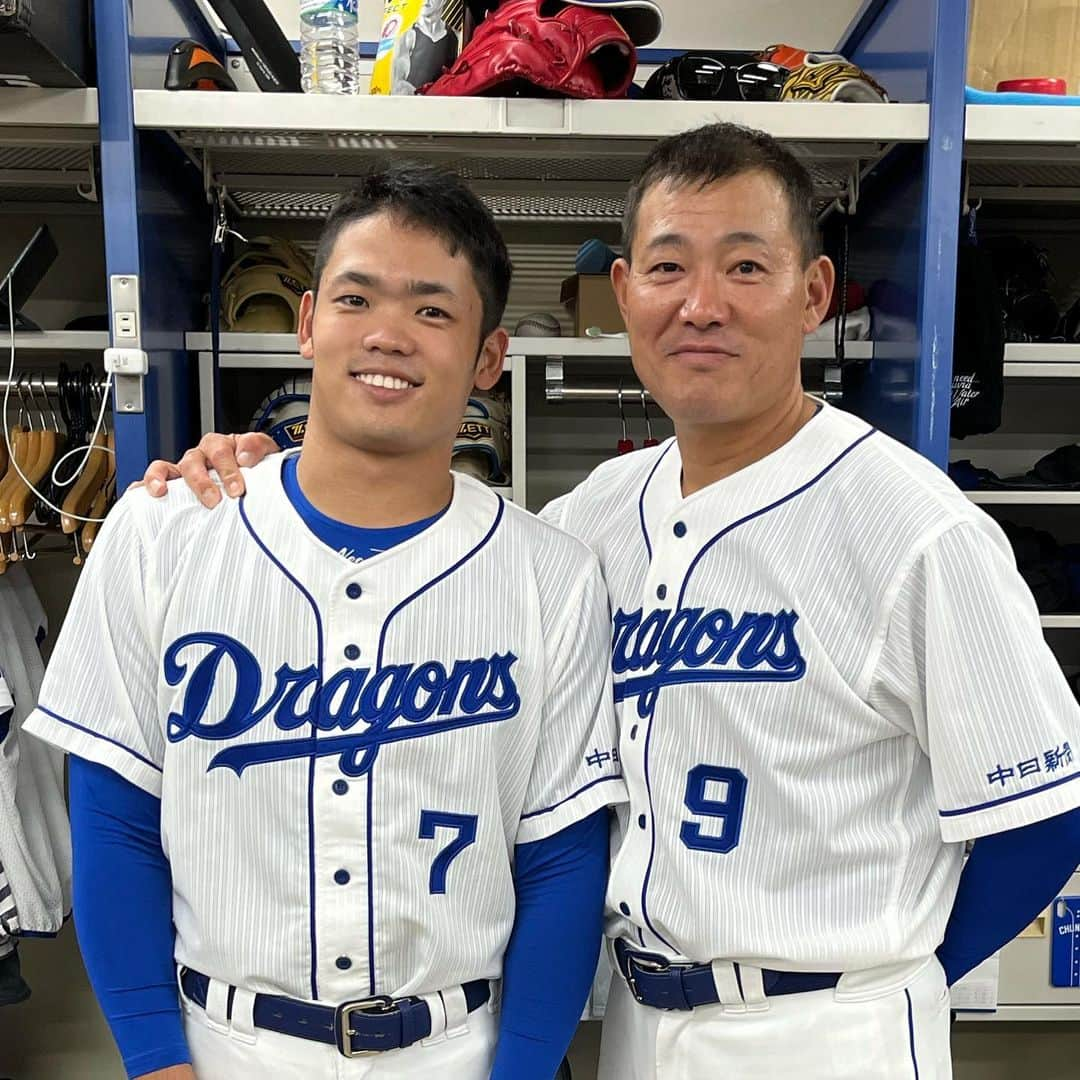 根尾昂のインスタグラム：「福留さん 24年間お疲れ様でした！  僕が野球を始めるきっかけと なったのが当時、 背番号1の福留さんでした。 まさかまさか同じチームで 野球ができるとは 夢にも思いませんでした。 毎日学ぶことだらけで 幸せな時間でした！！ またご飯に 連れて行って下さい！ 宜しくお願いします🤲！  本当にありがとうございました、 そしてお疲れ様でした！！！」