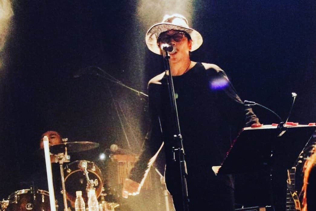 月に吠える。さんのインスタグラム写真 - (月に吠える。Instagram)「大森南朋 and The Old Blue Bandits“オトナゲナイト”〜ON LINE〜 ・出演：大森南朋＆THE OLD BLUE BANDITS ＜大森南朋（Vo& Gt& Harp）、塚本史朗（Gt）、和田建一郎（Gt）、湯浅 崇（Ba）、濵﨑大地（Dr）＞ ・日程：2022年10月8日（土） ・配信時間：サイトオープン18:30 / スタート19:00 ・料金：1500円（税込） ・チケット発売日：2022年9月8日17時〜 発売中だそうだ。  ・アーカイブ期間：10月9日〜10月15日23:59まで だそうだ。  プロフから チケット買えるそうだ。  #大森南朋  #塚本史朗 #和田健一郎 #湯浅崇 #浜崎大地 #THEOLDBLUEBANDITS #bluenotetokyo   よろしくお願いしますだ。」9月23日 23時58分 - tsukinihoeru.6960.naoomori