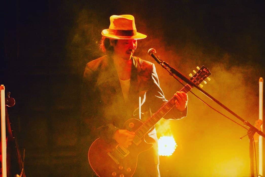 月に吠える。さんのインスタグラム写真 - (月に吠える。Instagram)「大森南朋 and The Old Blue Bandits“オトナゲナイト”〜ON LINE〜 ・出演：大森南朋＆THE OLD BLUE BANDITS ＜大森南朋（Vo& Gt& Harp）、塚本史朗（Gt）、和田建一郎（Gt）、湯浅 崇（Ba）、濵﨑大地（Dr）＞ ・日程：2022年10月8日（土） ・配信時間：サイトオープン18:30 / スタート19:00 ・料金：1500円（税込） ・チケット発売日：2022年9月8日17時〜 発売中だそうだ。  ・アーカイブ期間：10月9日〜10月15日23:59まで だそうだ。  プロフから チケット買えるそうだ。  #大森南朋  #塚本史朗 #和田健一郎 #湯浅崇 #浜崎大地 #THEOLDBLUEBANDITS #bluenotetokyo   よろしくお願いしますだ。」9月23日 23時58分 - tsukinihoeru.6960.naoomori